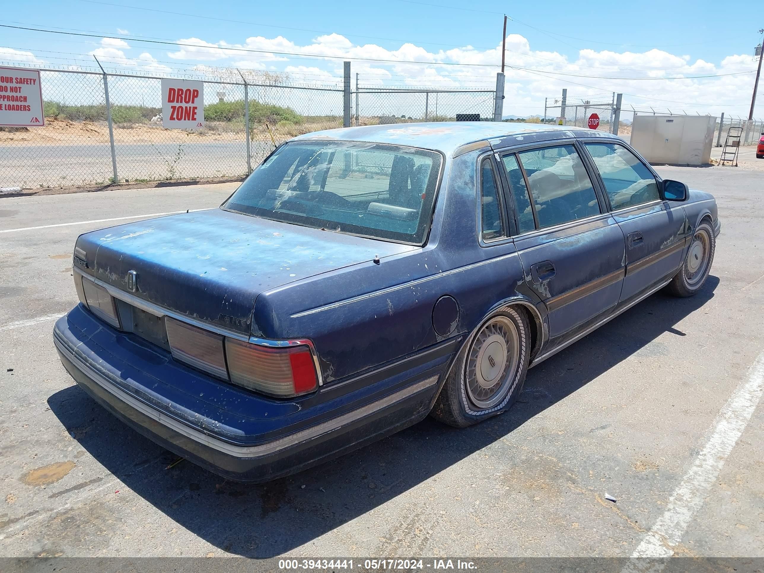 Photo 3 VIN: 1LNLM9848KY781792 - LINCOLN CONTINENTAL 