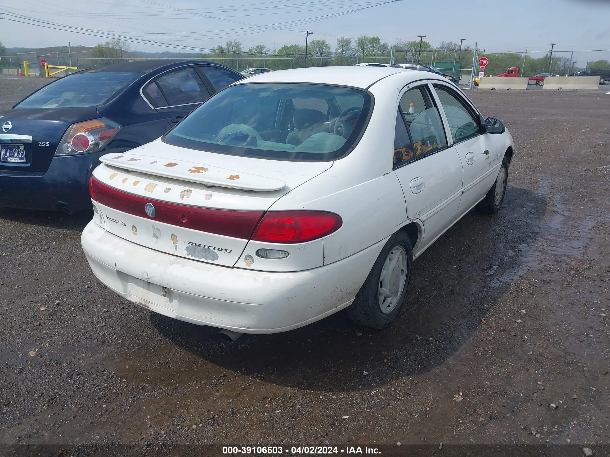 Photo 3 VIN: 1MEFM13P7WW603898 - MERCURY TRACER 