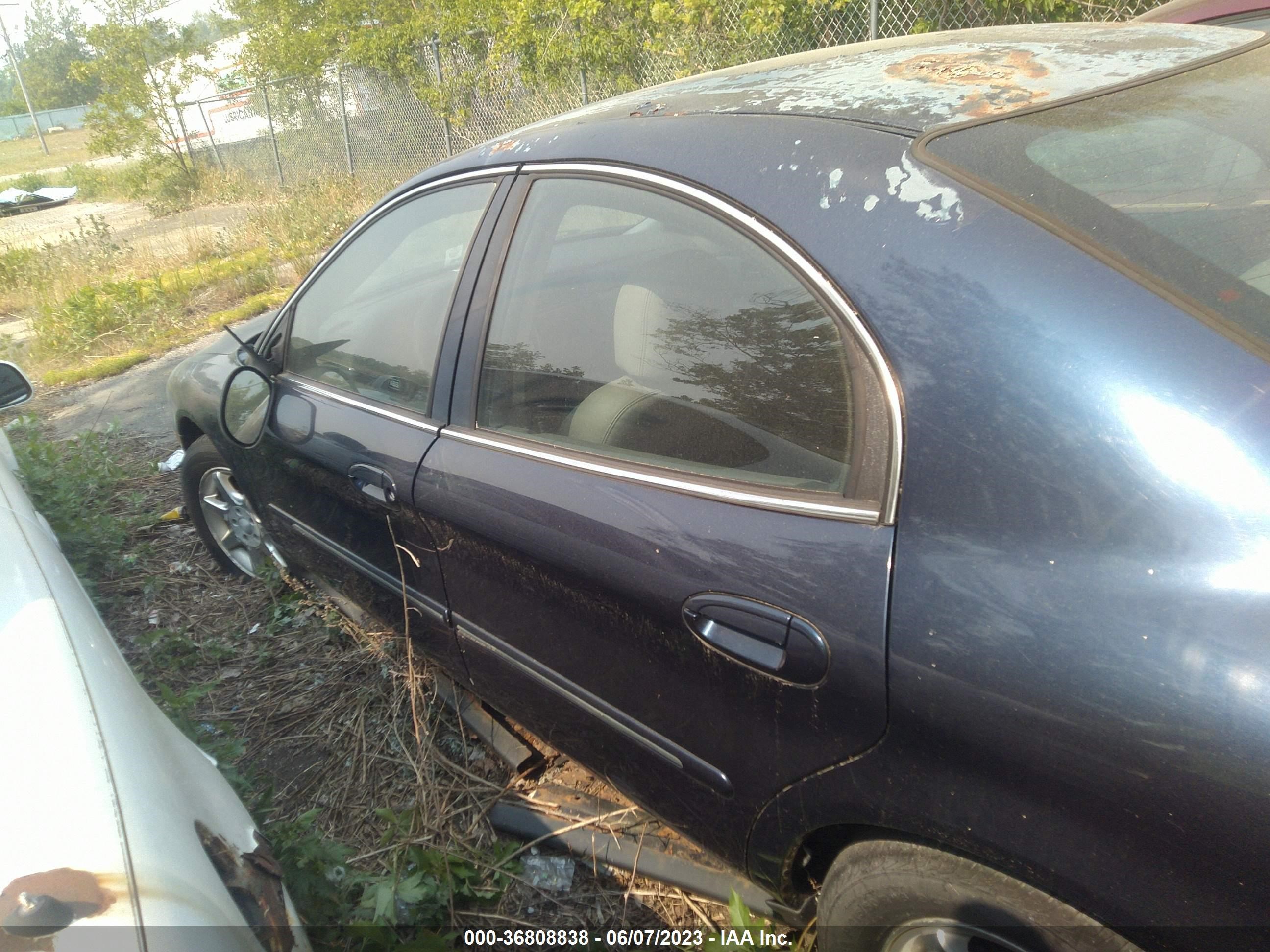 Photo 2 VIN: 1MEFM53U51A605619 - MERCURY SABLE 