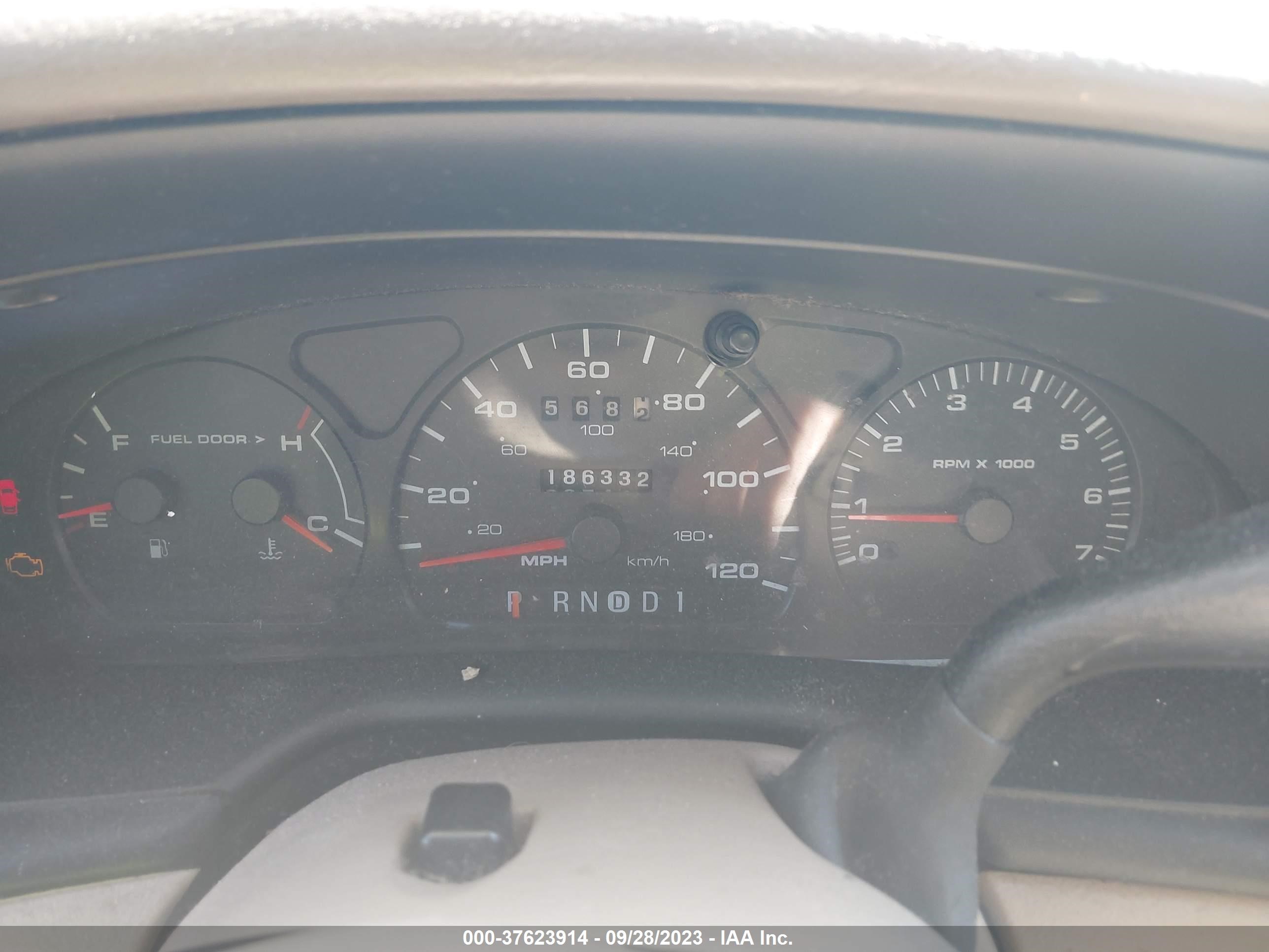 Photo 6 VIN: 1MEFM58U5YA629342 - MERCURY SABLE 