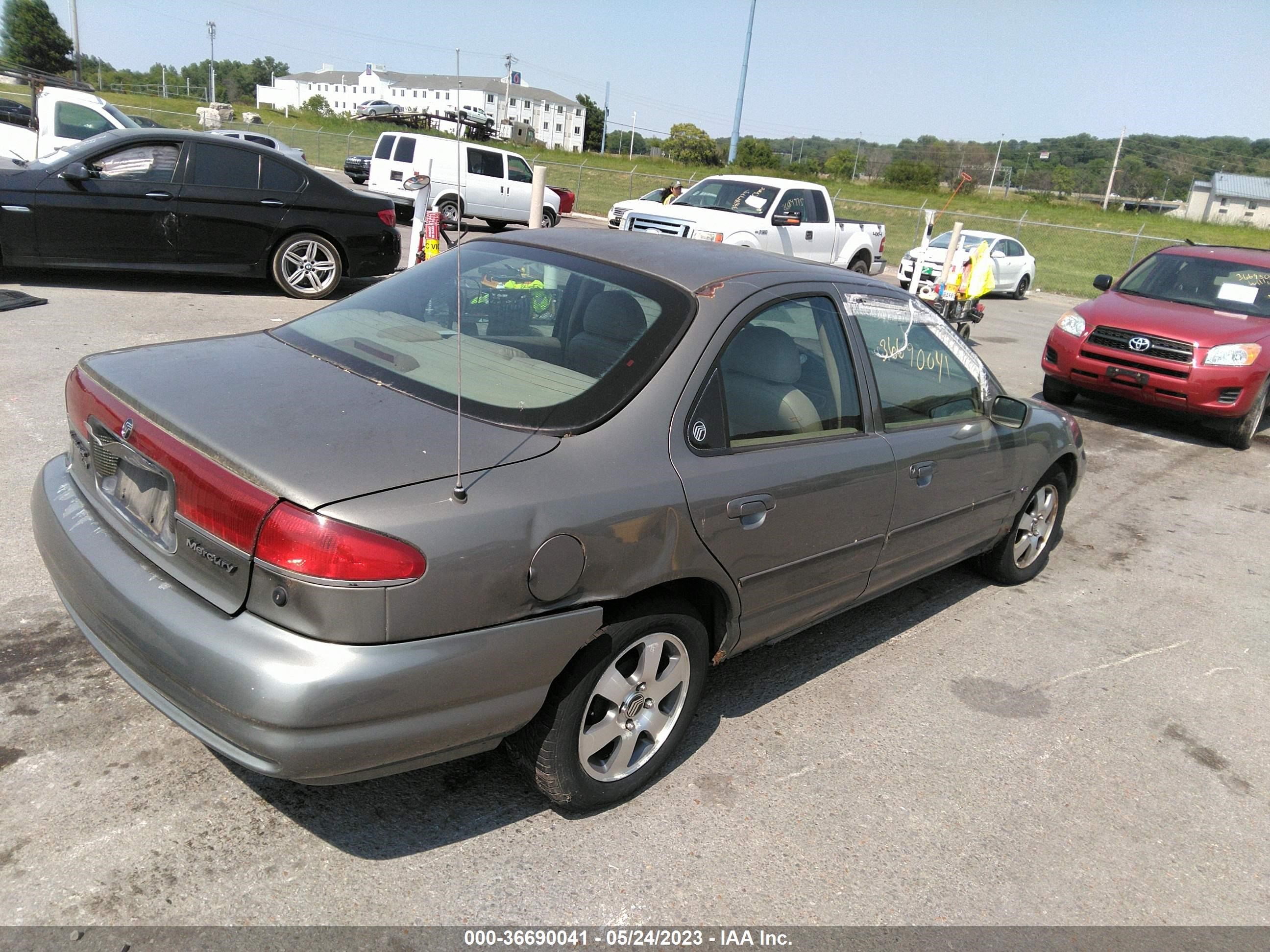 Photo 3 VIN: 1MEFM66L7XK618786 - MERCURY MYSTIQUE 