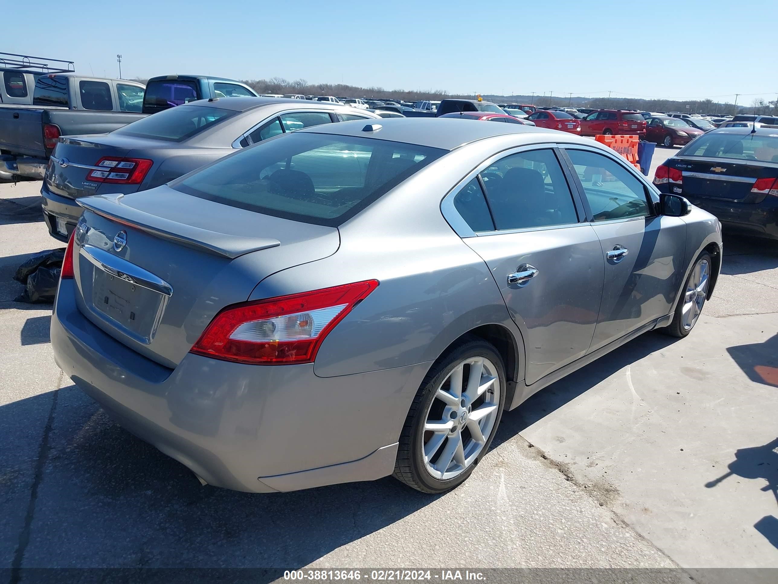 Photo 3 VIN: 1N4AA51E09C842119 - NISSAN MAXIMA 