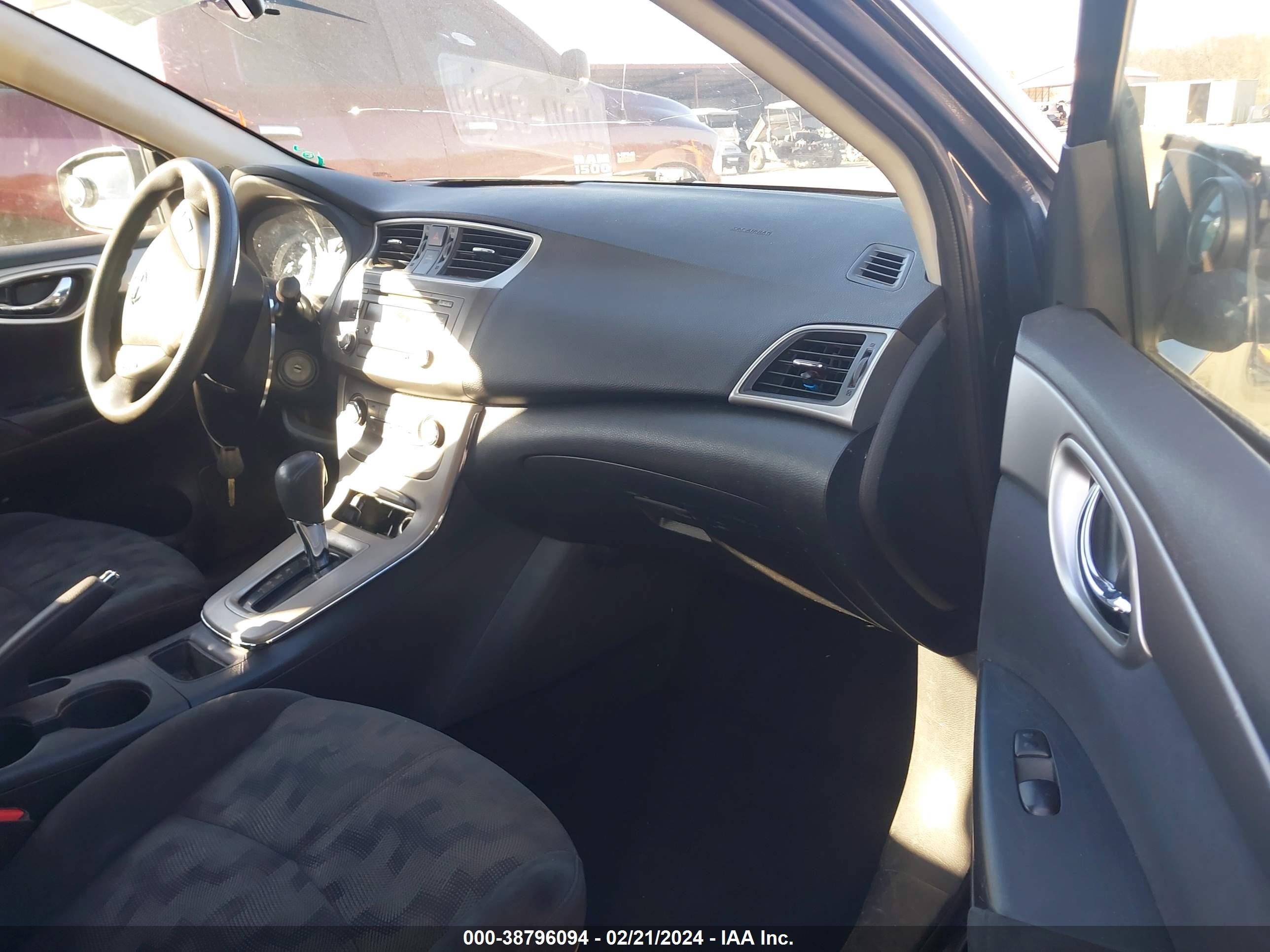 Photo 4 VIN: 1N4AB7AP7DN902985 - NISSAN SENTRA 