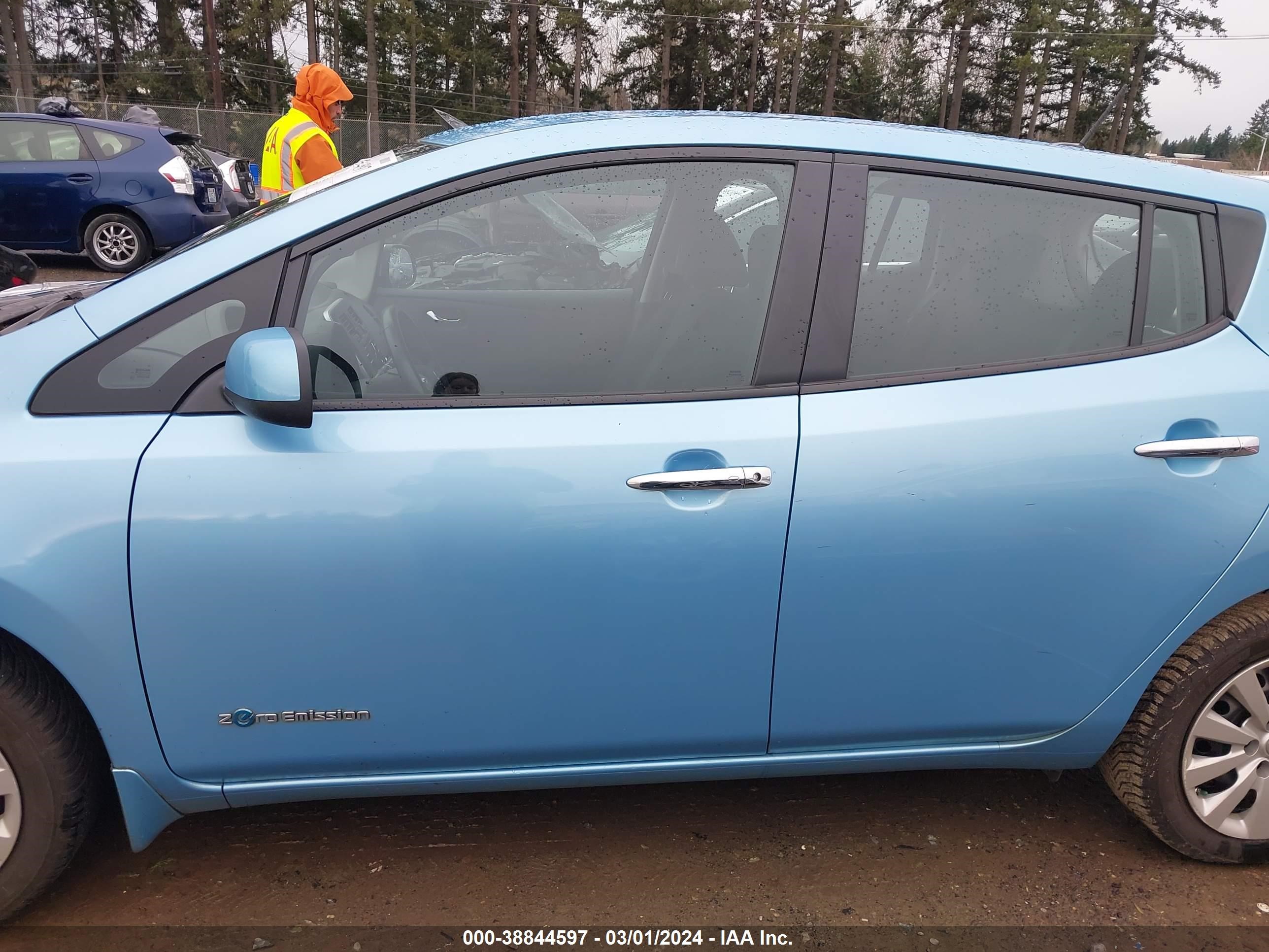 Photo 13 VIN: 1N4AZ0CP2FC310442 - NISSAN LEAF 