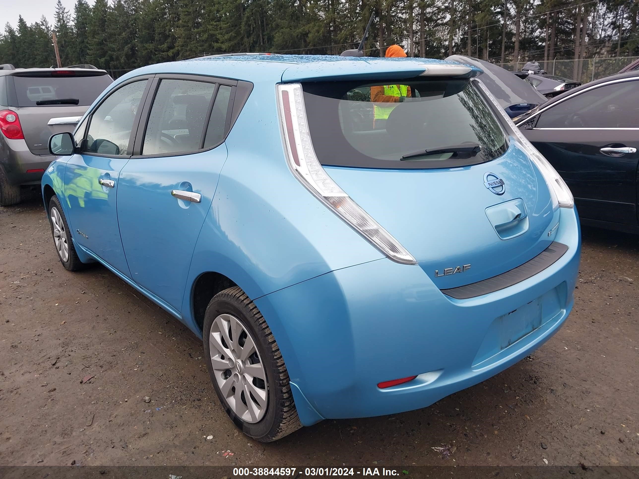 Photo 2 VIN: 1N4AZ0CP2FC310442 - NISSAN LEAF 