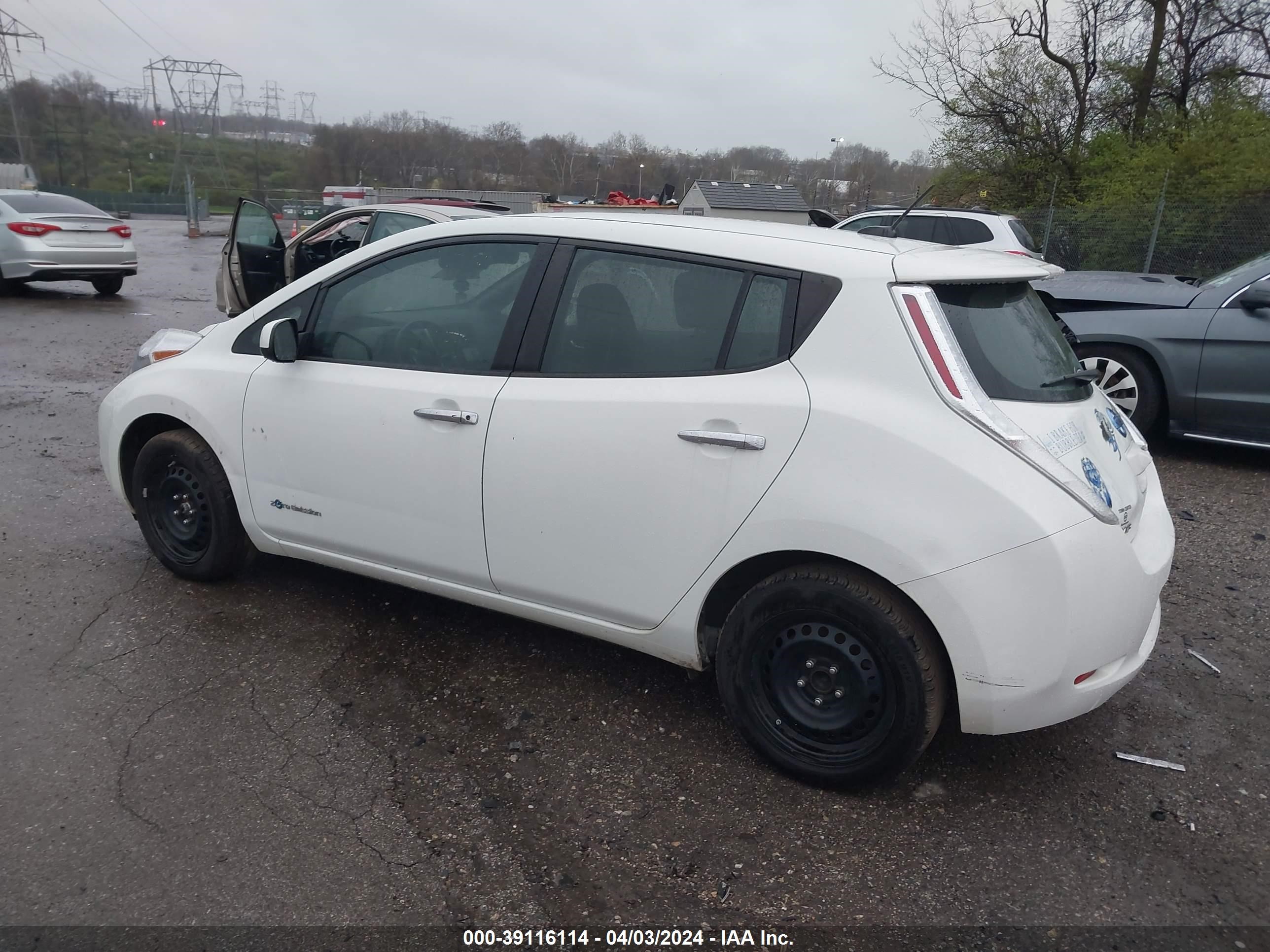 Photo 2 VIN: 1N4AZ0CP5FC321936 - NISSAN LEAF 