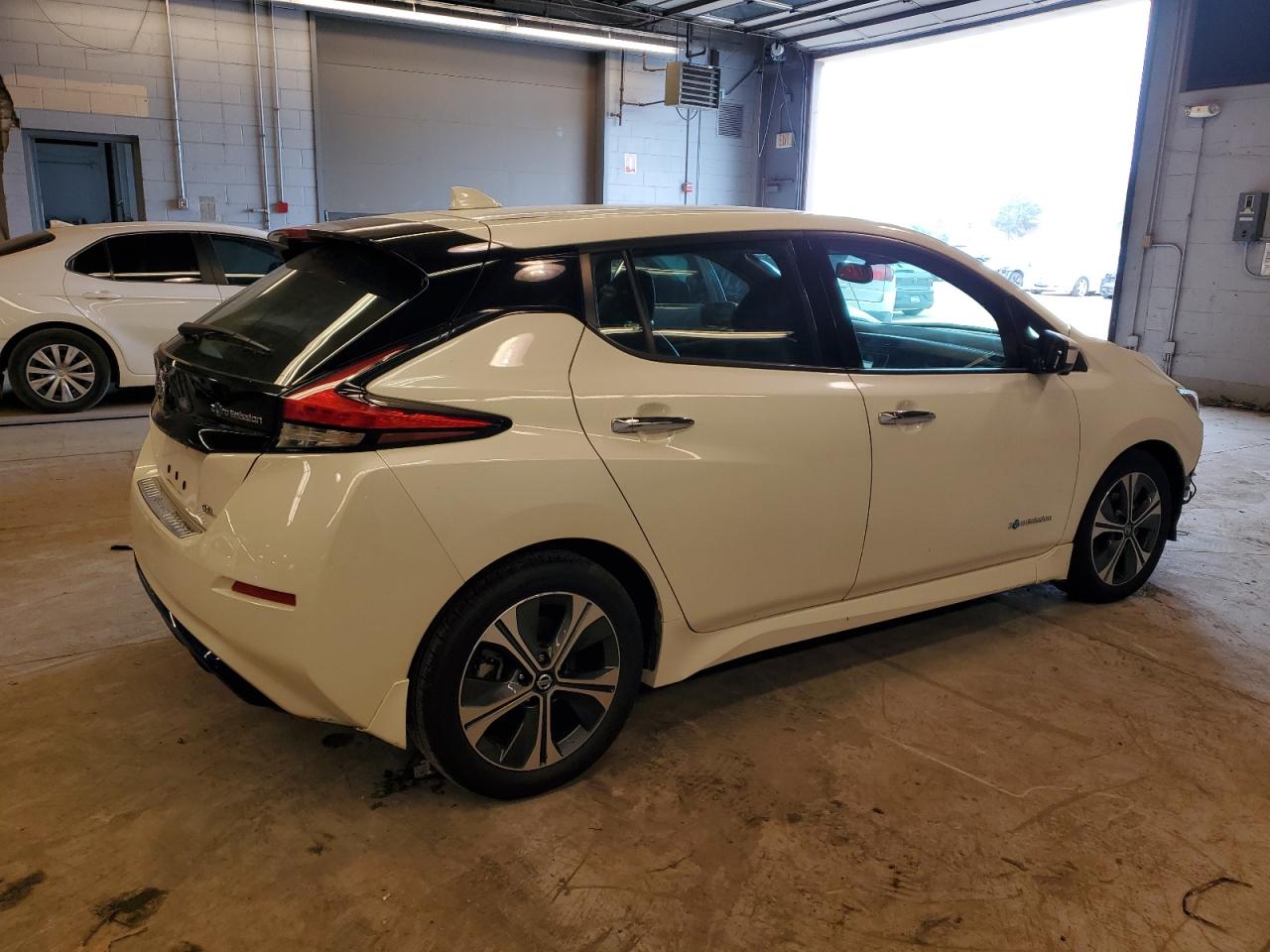 Photo 2 VIN: 1N4AZ1CP3KC300258 - NISSAN LEAF 