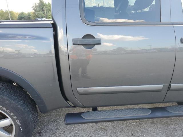 Photo 9 VIN: 1N6AA0EC0CN303563 - NISSAN TITAN 