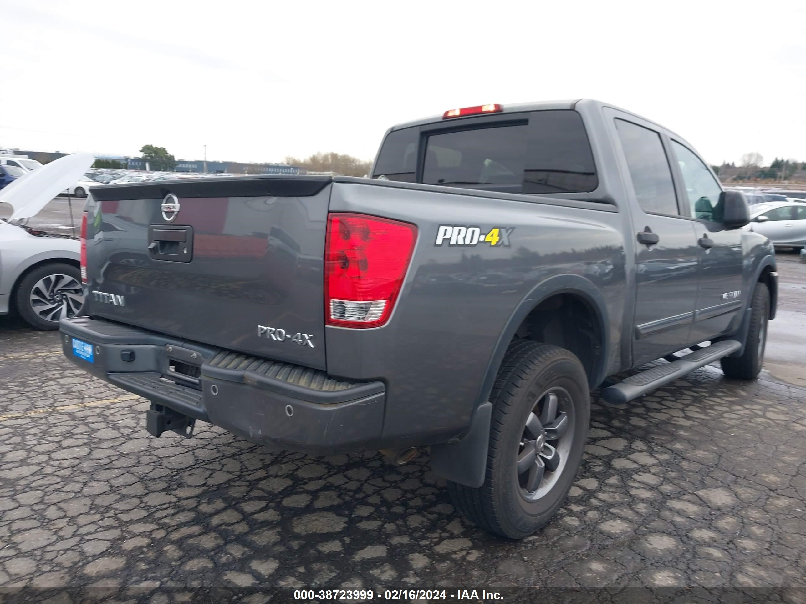 Photo 3 VIN: 1N6AA0EC2EN516758 - NISSAN TITAN 