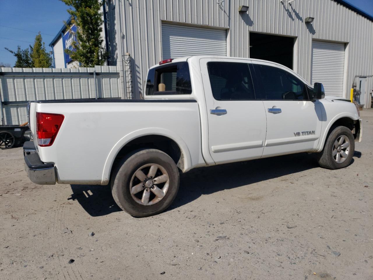 Photo 2 VIN: 1N6AA0EC5AN305855 - NISSAN TITAN 