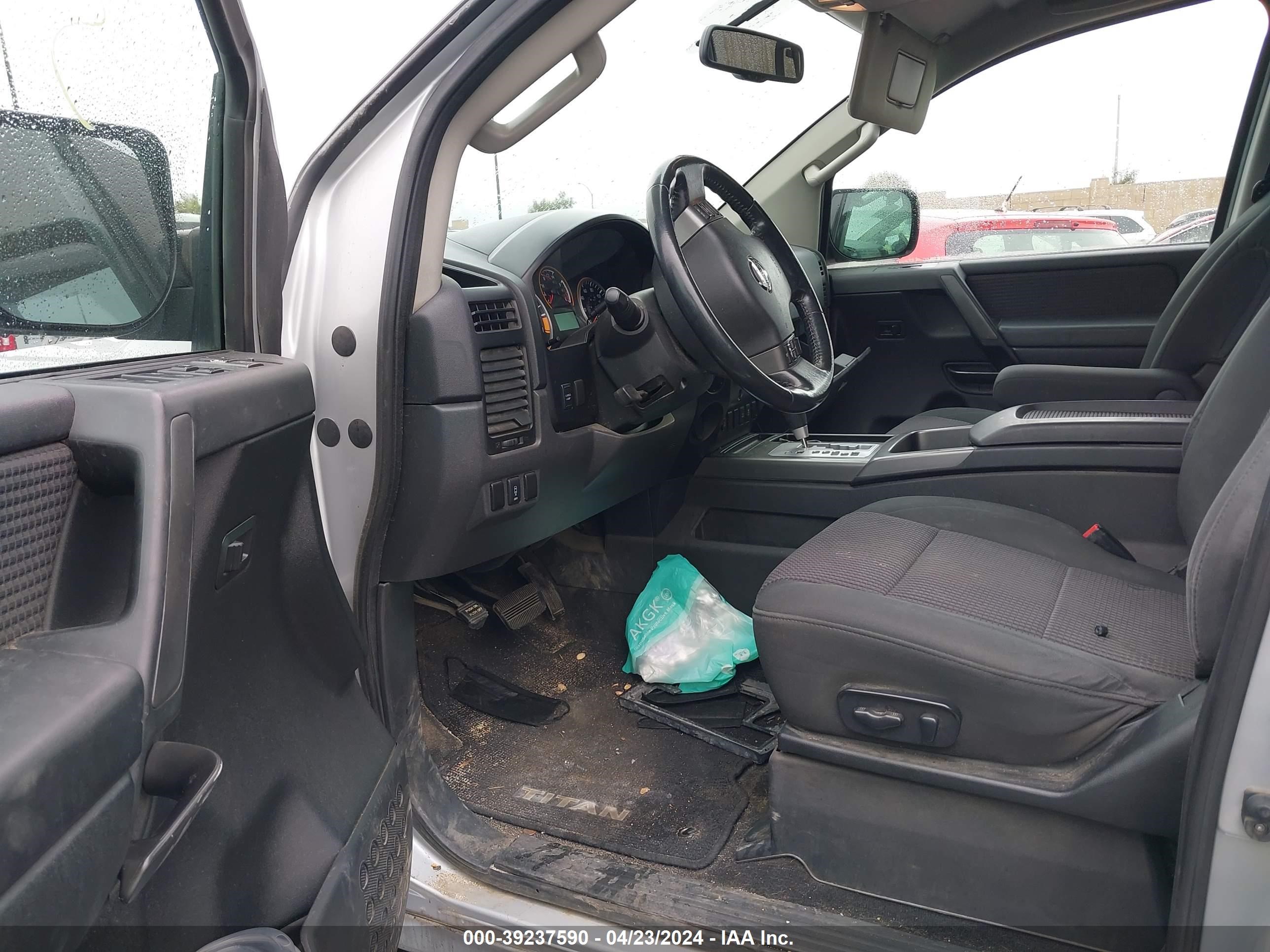 Photo 4 VIN: 1N6AA0ED9CN317356 - NISSAN TITAN 