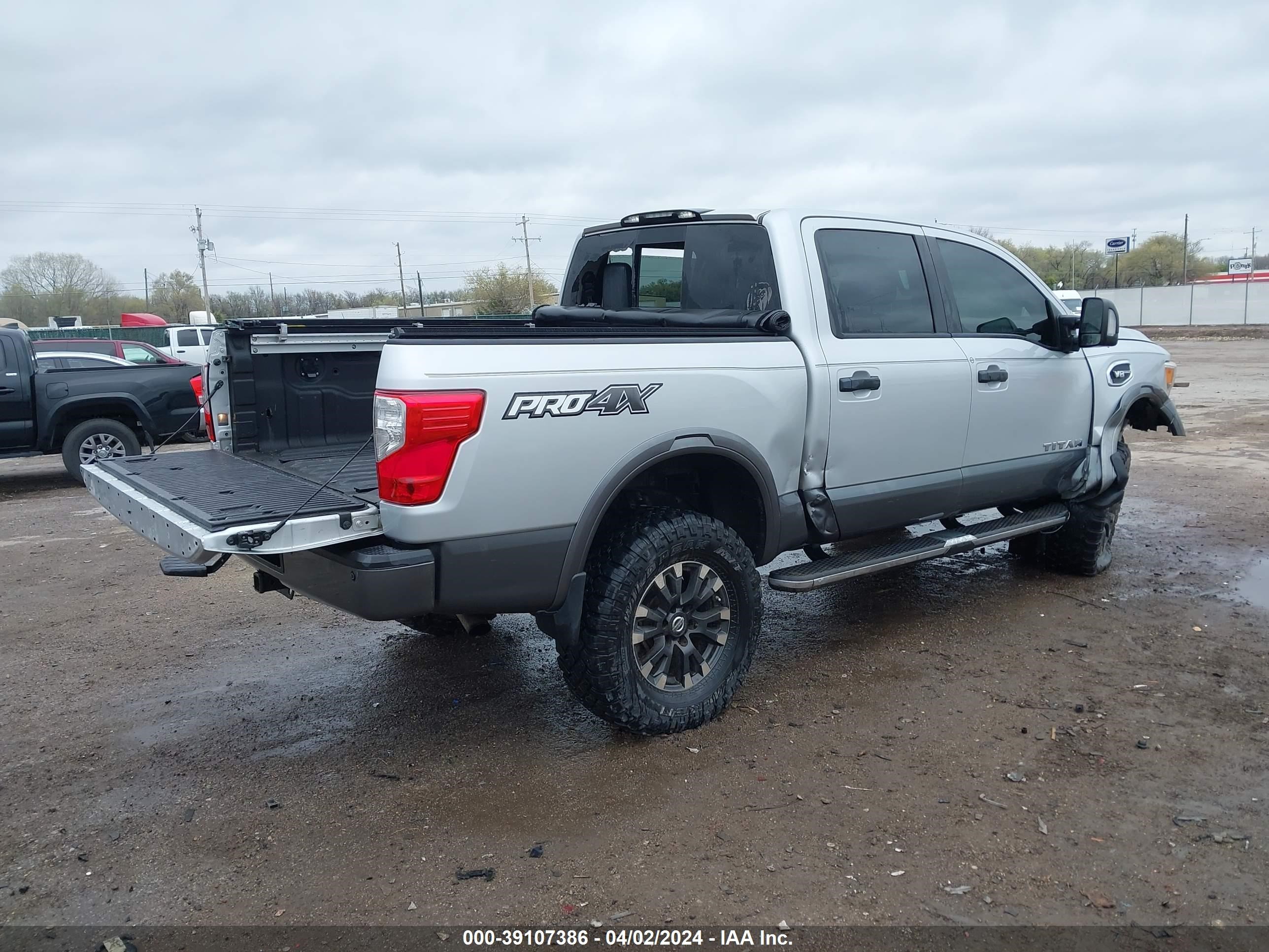 Photo 3 VIN: 1N6AA1E56HN515446 - NISSAN TITAN 