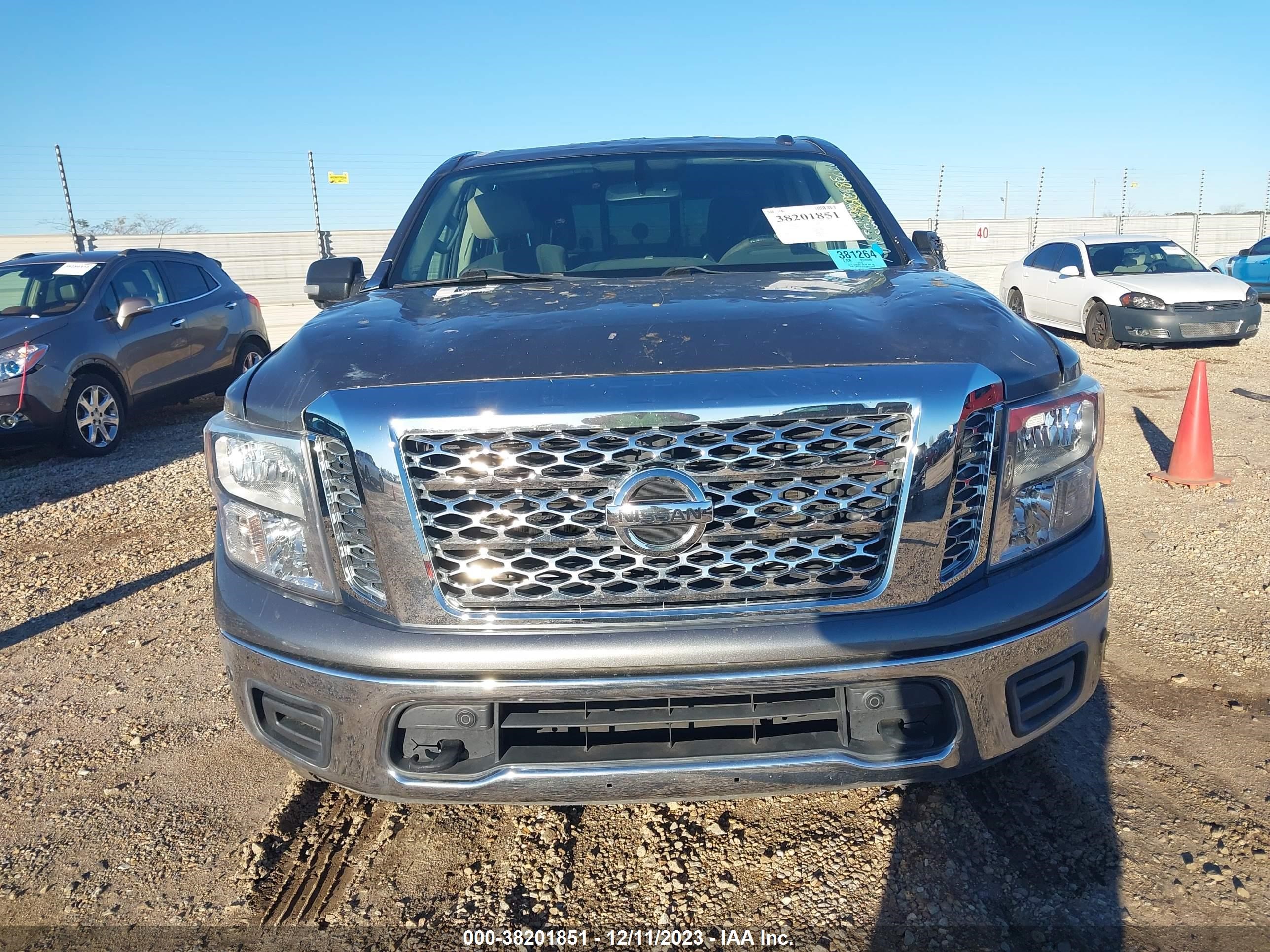 Photo 10 VIN: 1N6AA1E5XJN514449 - NISSAN TITAN 