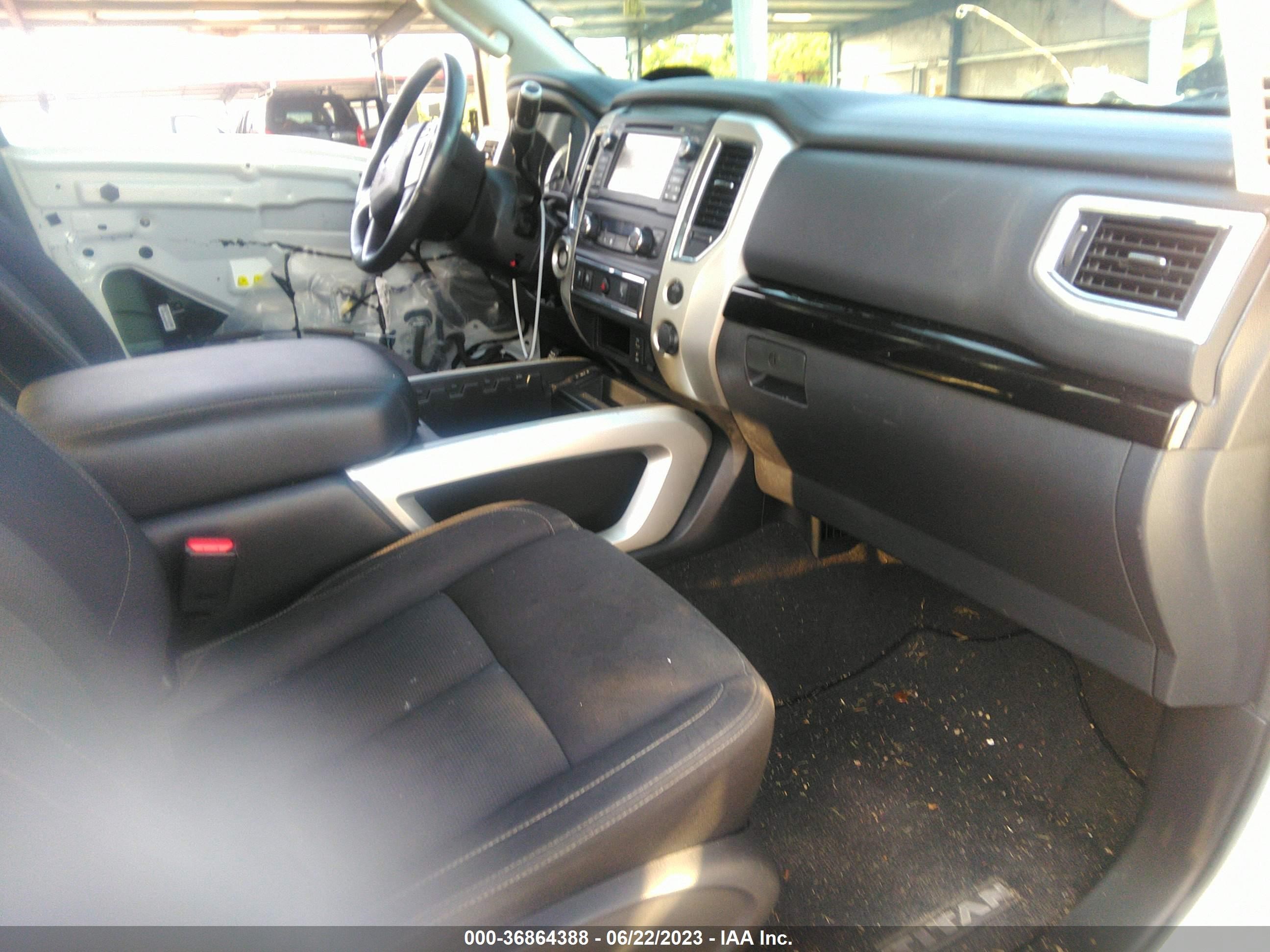 Photo 4 VIN: 1N6AA1E64HN534733 - NISSAN TITAN 