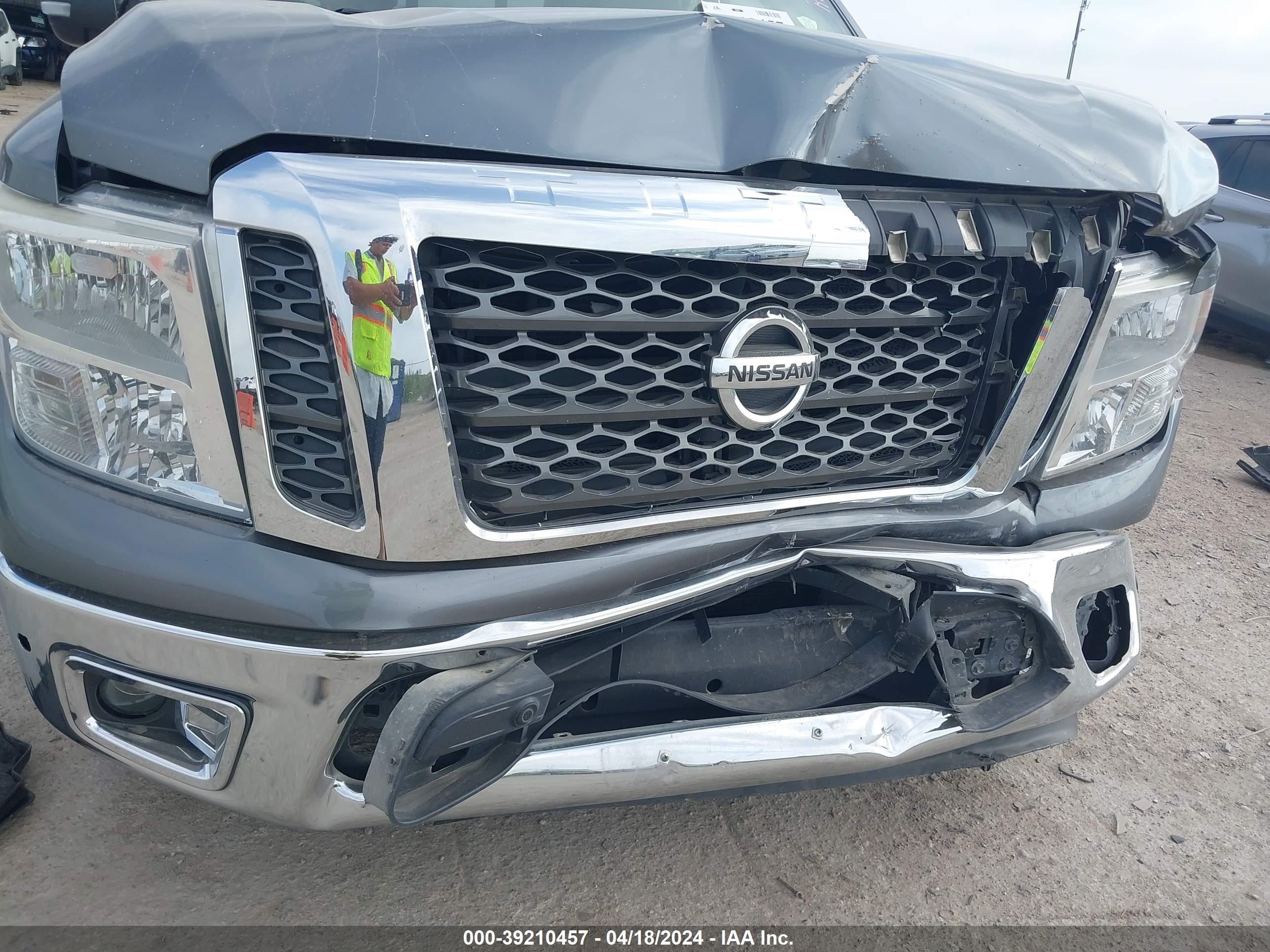 Photo 5 VIN: 1N6AA1E69HN533349 - NISSAN TITAN 