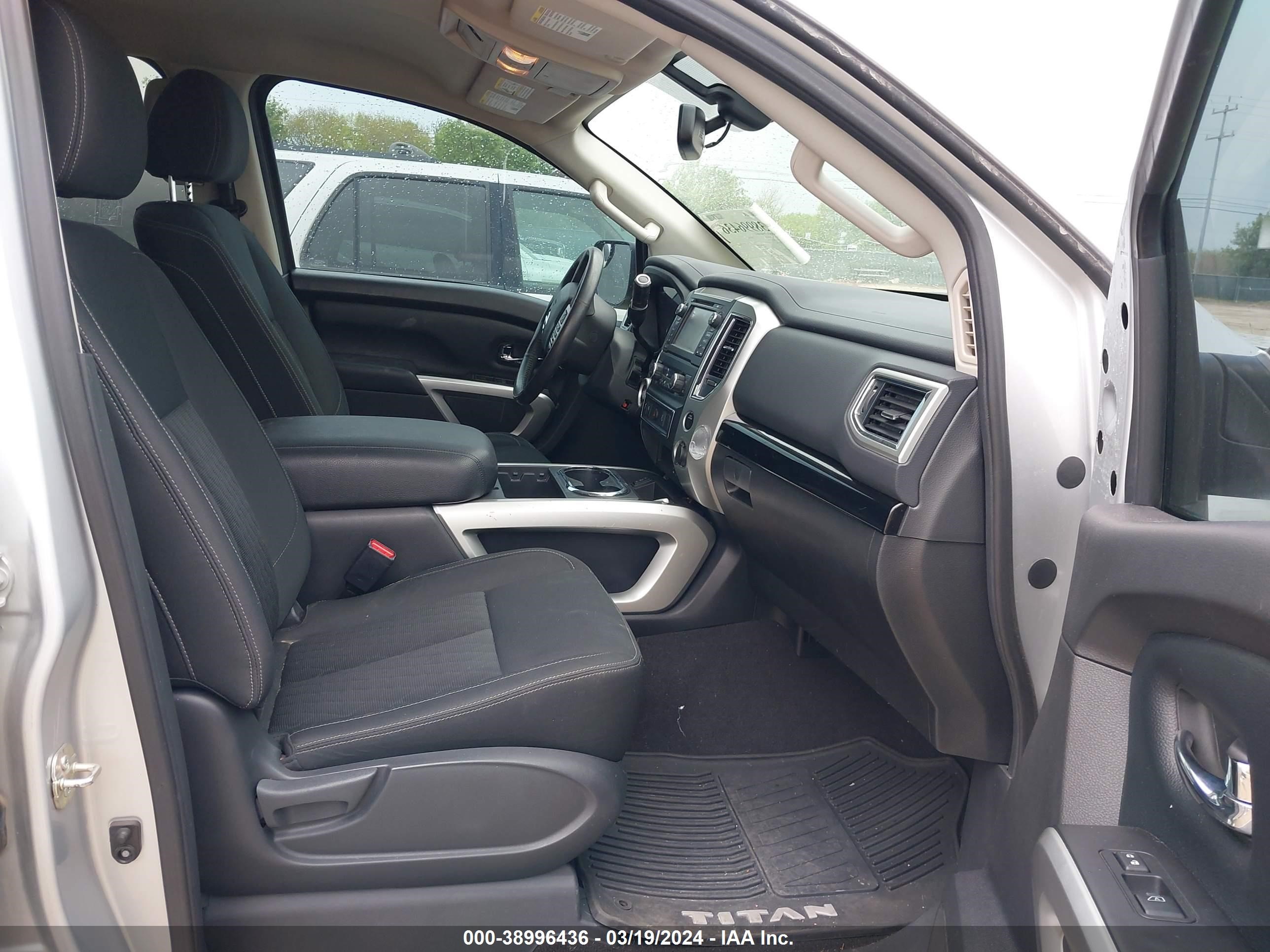 Photo 4 VIN: 1N6AA1E69JN509560 - NISSAN TITAN 