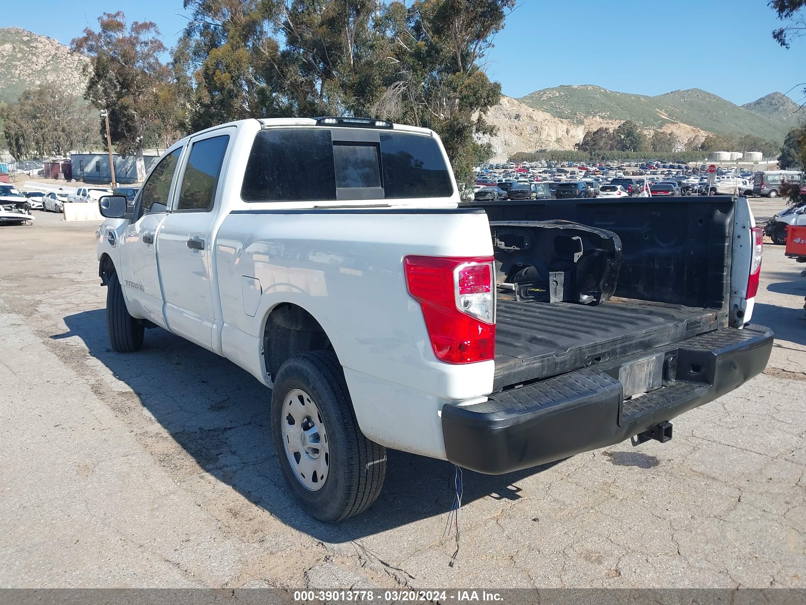 Photo 2 VIN: 1N6AA1F14HN553558 - NISSAN TERRANO 