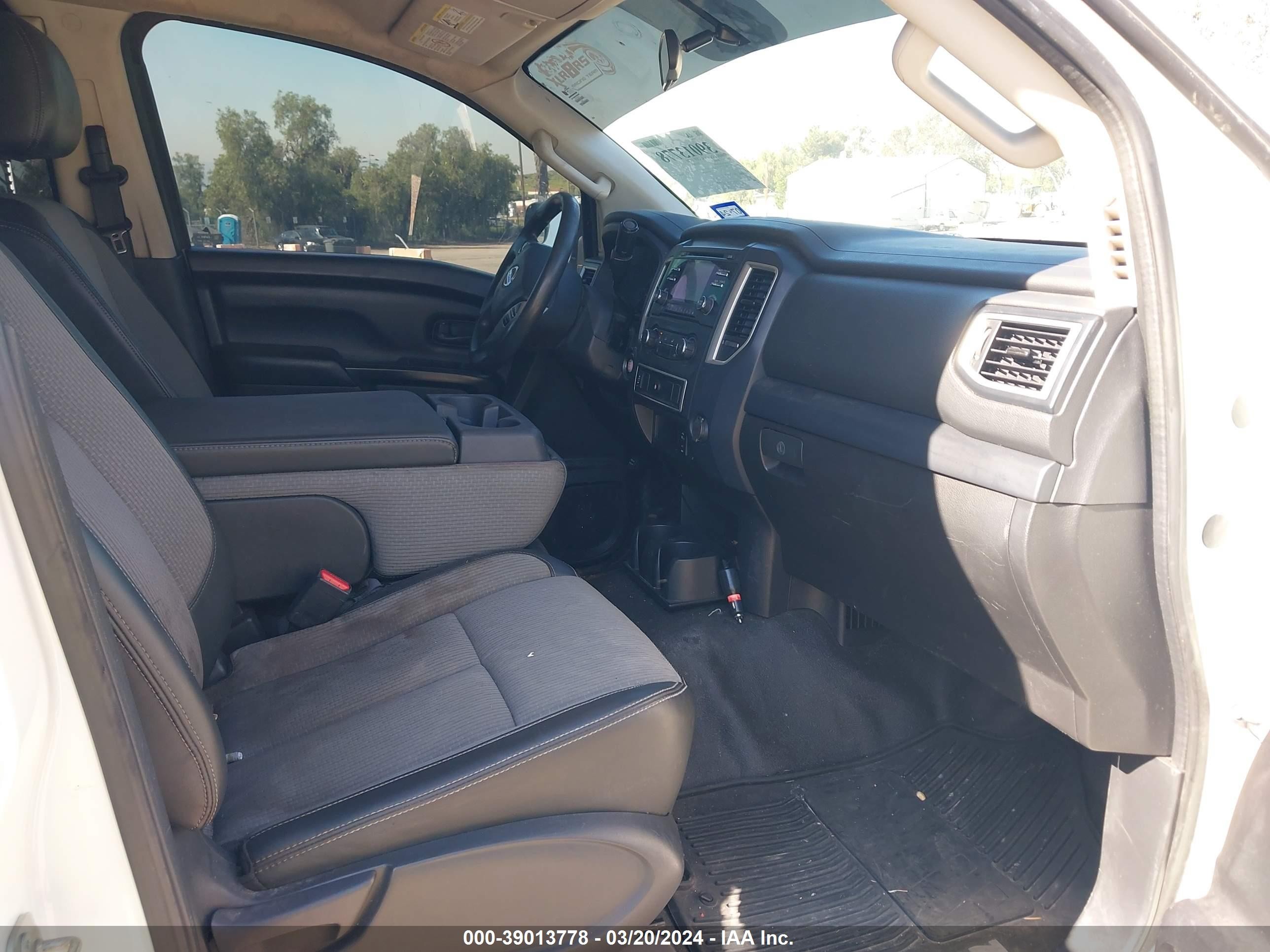 Photo 4 VIN: 1N6AA1F14HN553558 - NISSAN TERRANO 