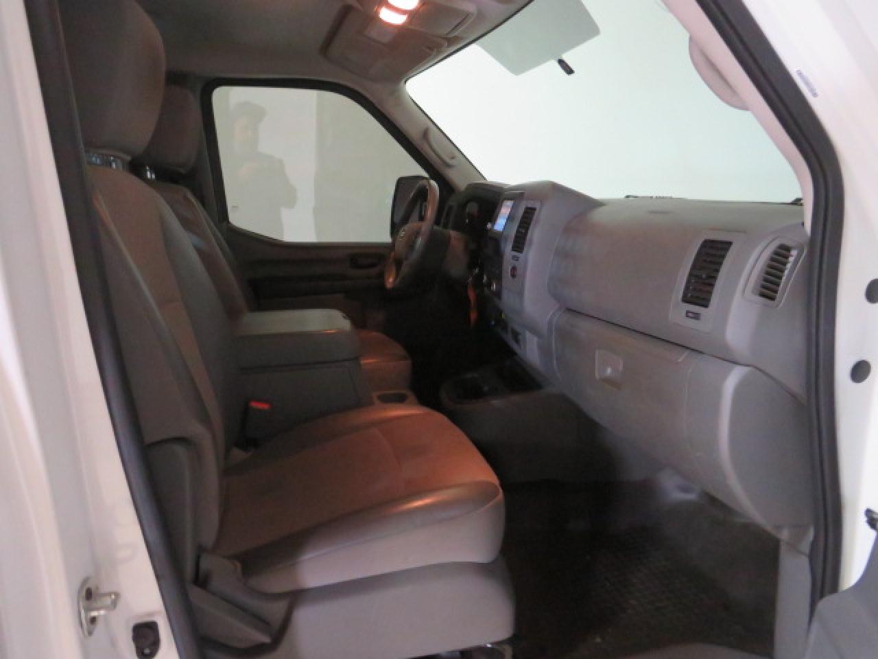 Photo 4 VIN: 1N6AF0KY2MN803792 - NISSAN NV 