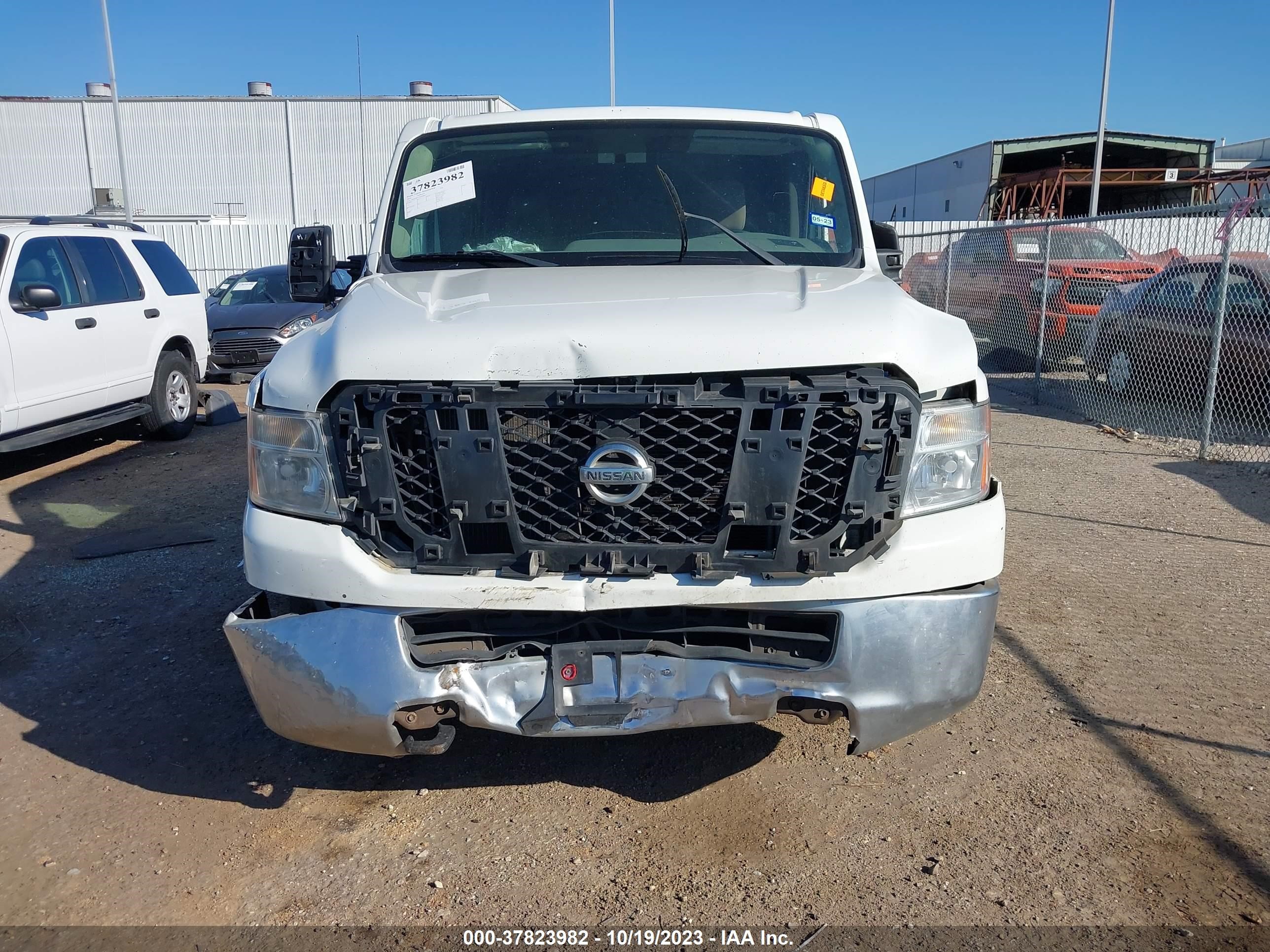 Photo 11 VIN: 1N6AF0KYXGN808467 - NISSAN NV 