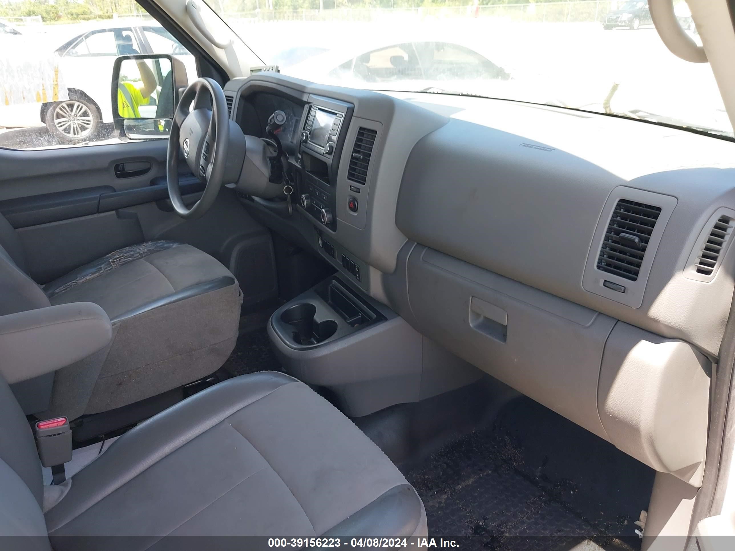 Photo 4 VIN: 1N6AF0LY8JN805461 - NISSAN NV 