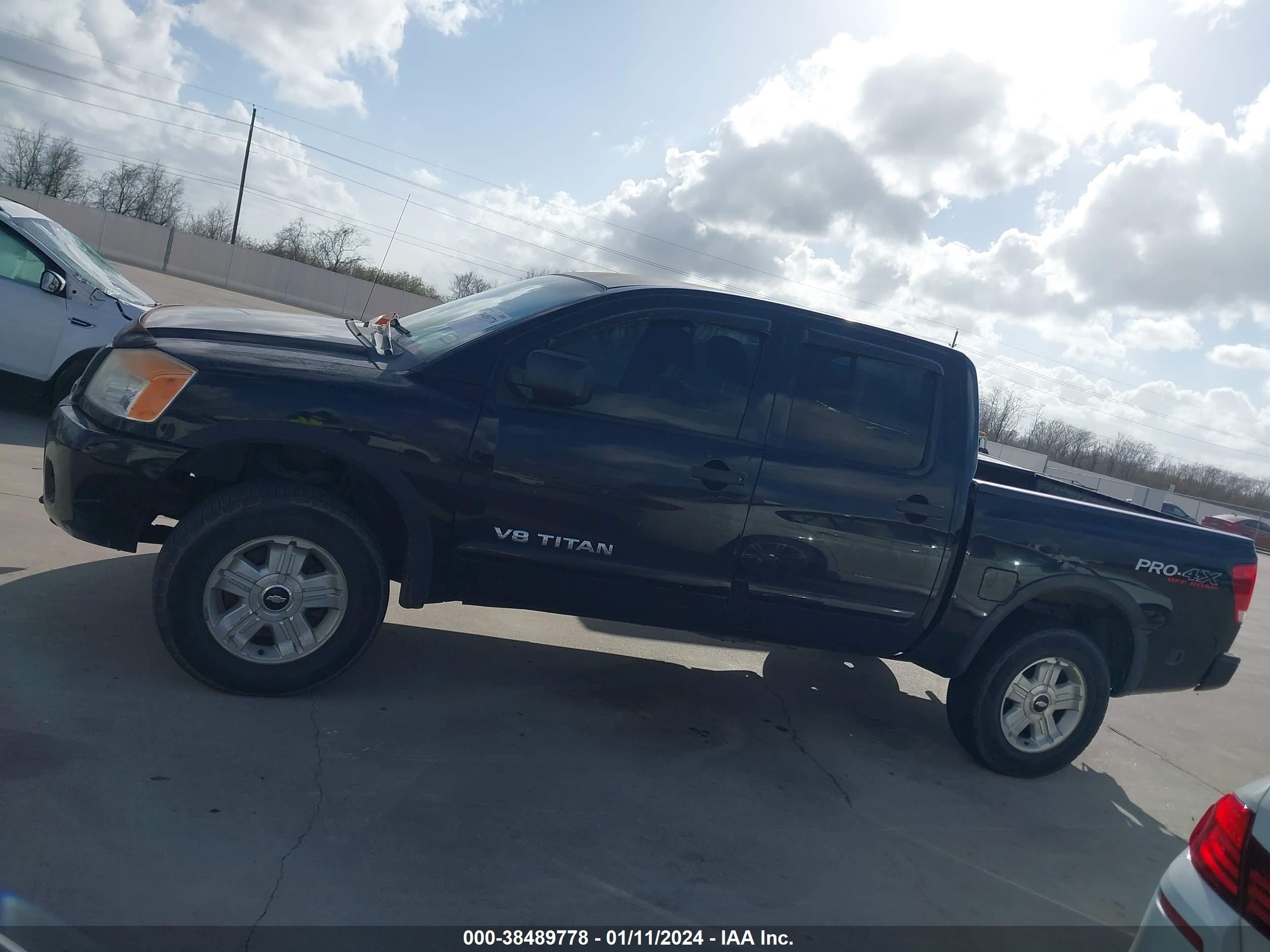 Photo 12 VIN: 1N6BA0ECXBN304965 - NISSAN TITAN 