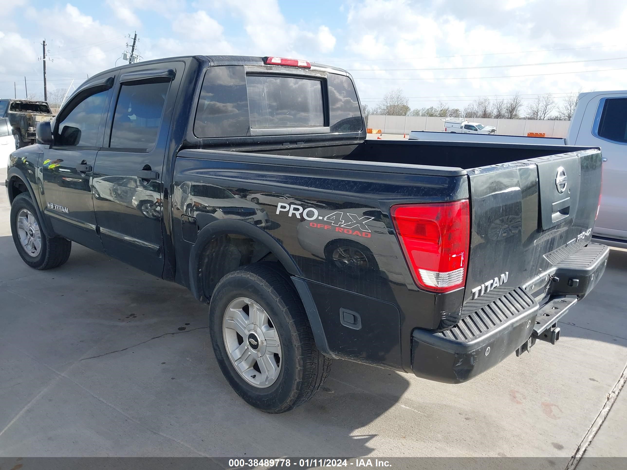 Photo 2 VIN: 1N6BA0ECXBN304965 - NISSAN TITAN 