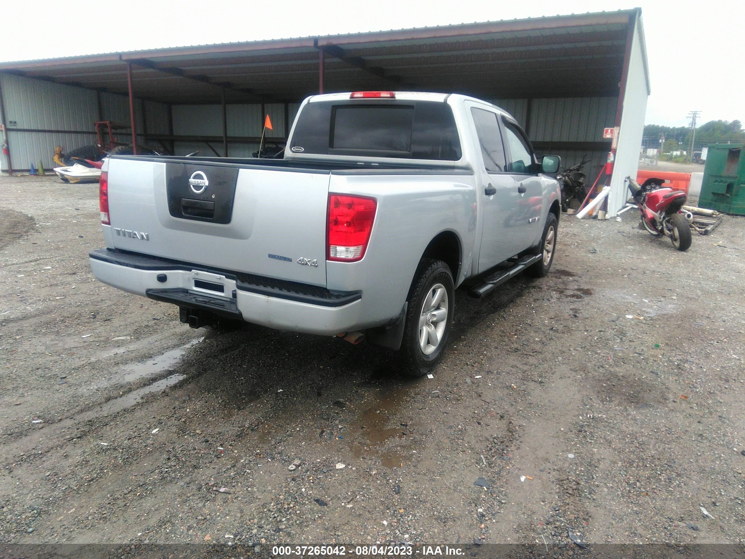 Photo 3 VIN: 1N6BA0EJ1BN316873 - NISSAN TITAN 