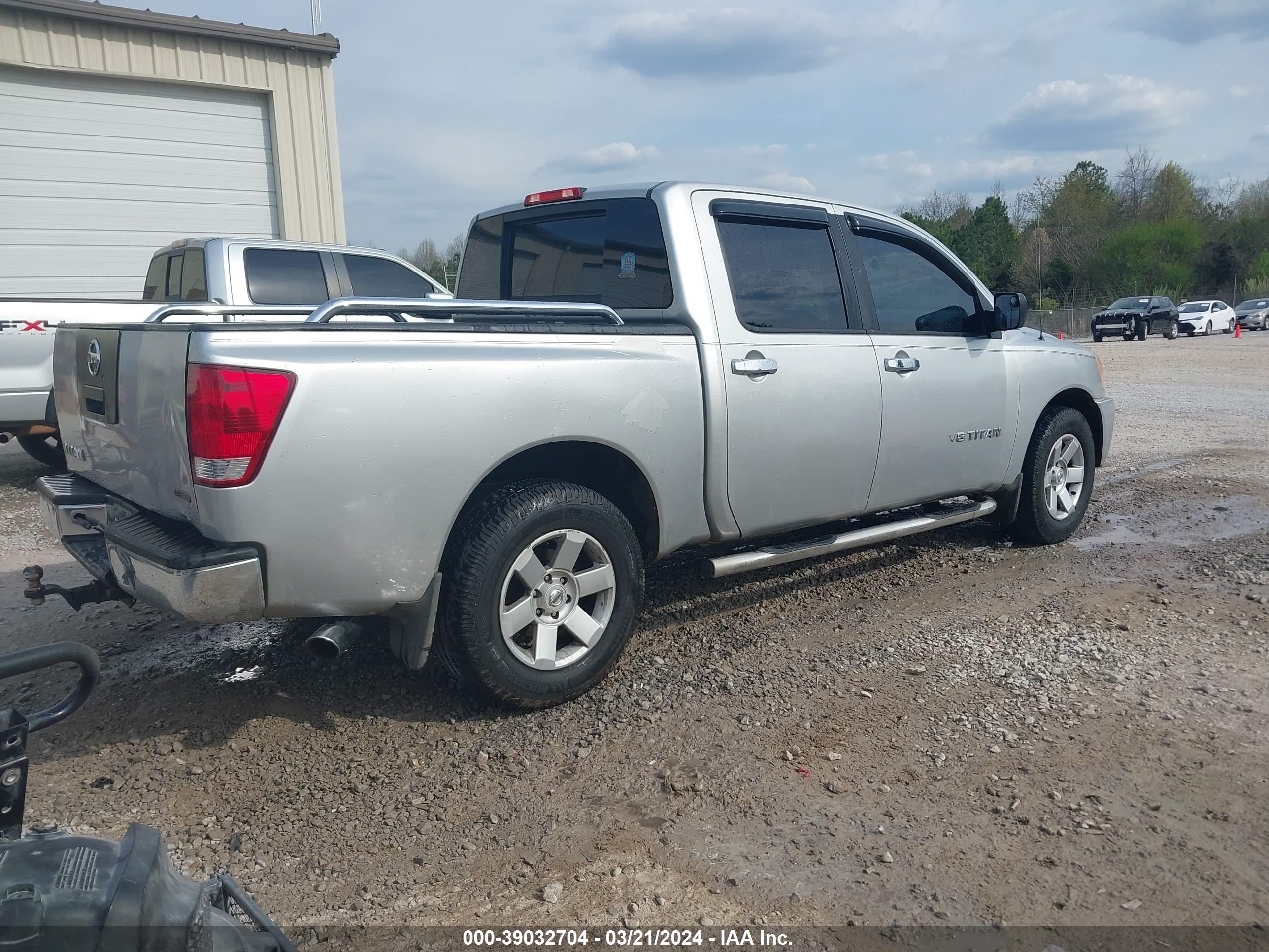 Photo 3 VIN: 1N6BA0EK2BN315238 - NISSAN TITAN 