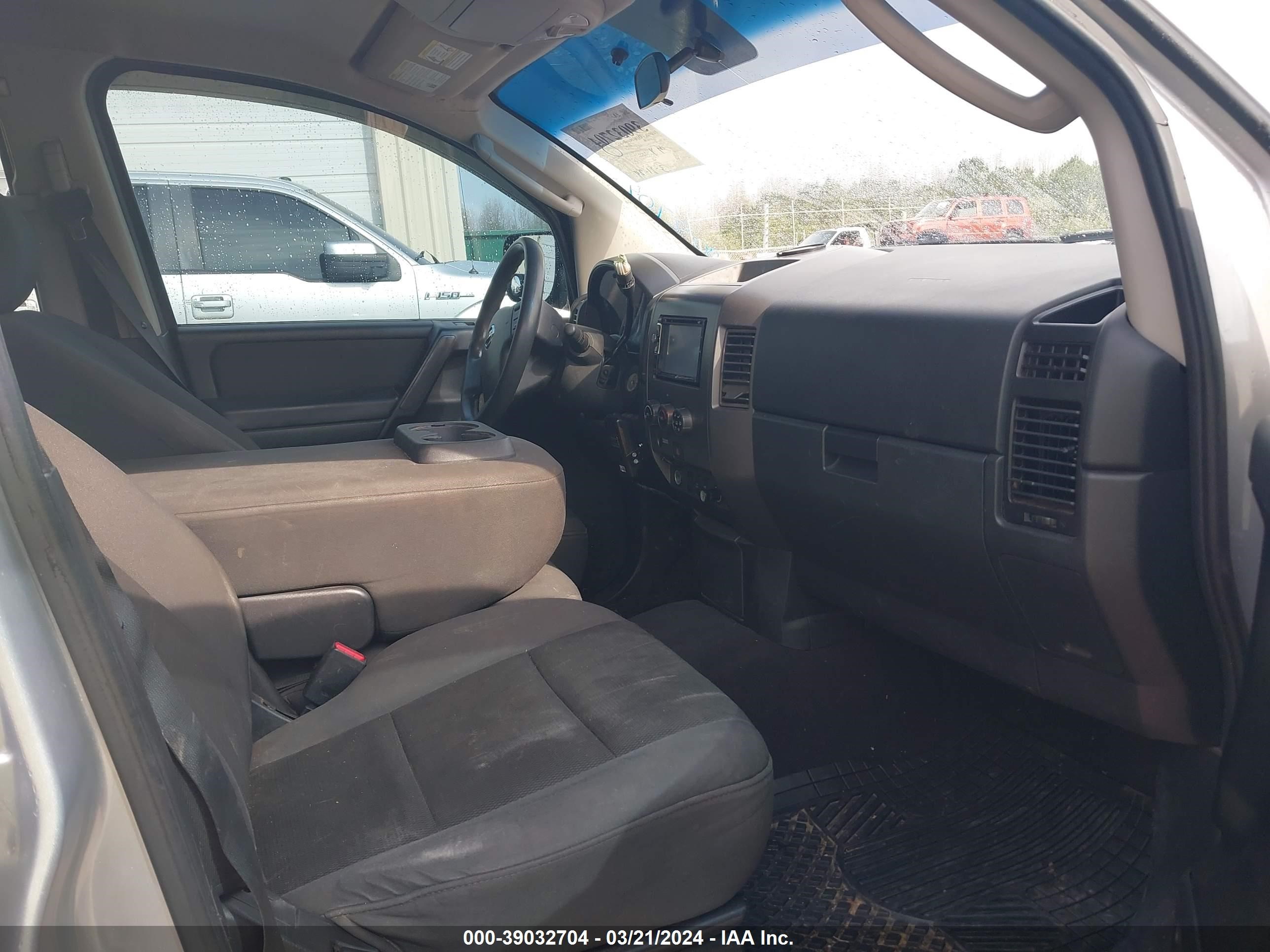 Photo 4 VIN: 1N6BA0EK2BN315238 - NISSAN TITAN 