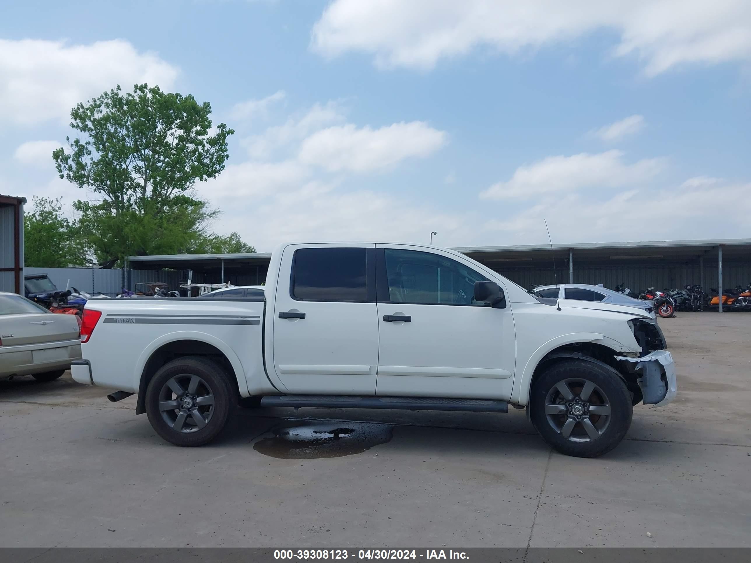 Photo 13 VIN: 1N6BA0EK7CN310179 - NISSAN TITAN 