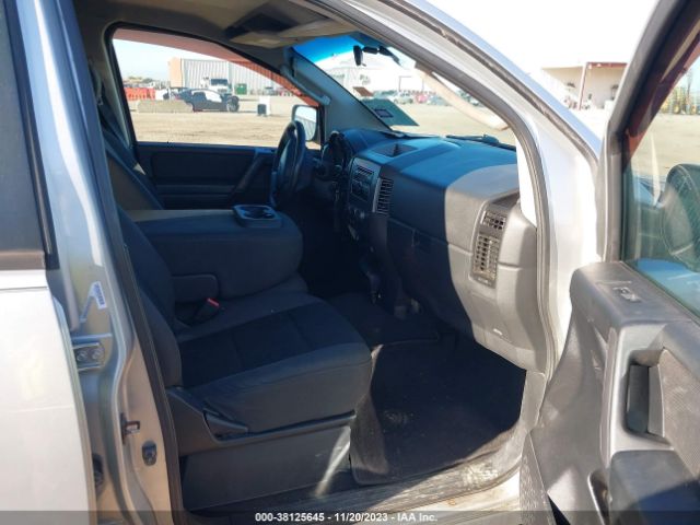 Photo 4 VIN: 1N6BA0EKXBN318467 - NISSAN TITAN 