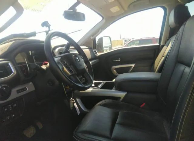 Photo 4 VIN: 1N6BA1F43JN529028 - NISSAN TITAN XD 