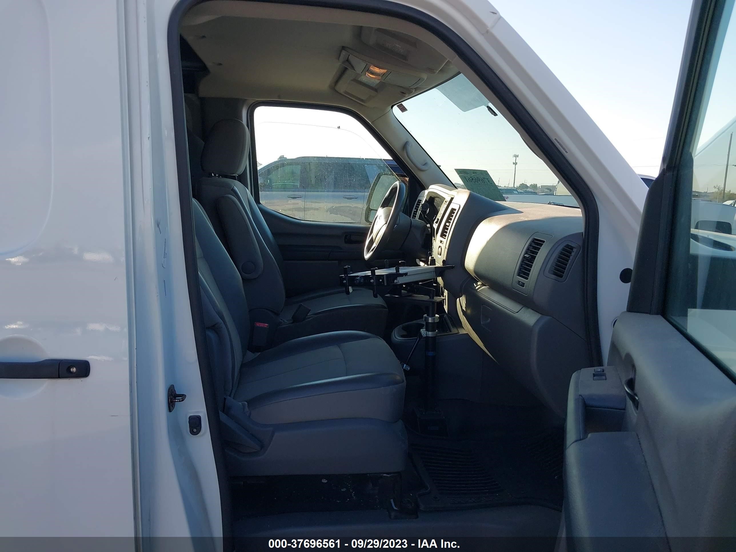 Photo 4 VIN: 1N6BF0KM4JN818064 - NISSAN NV 