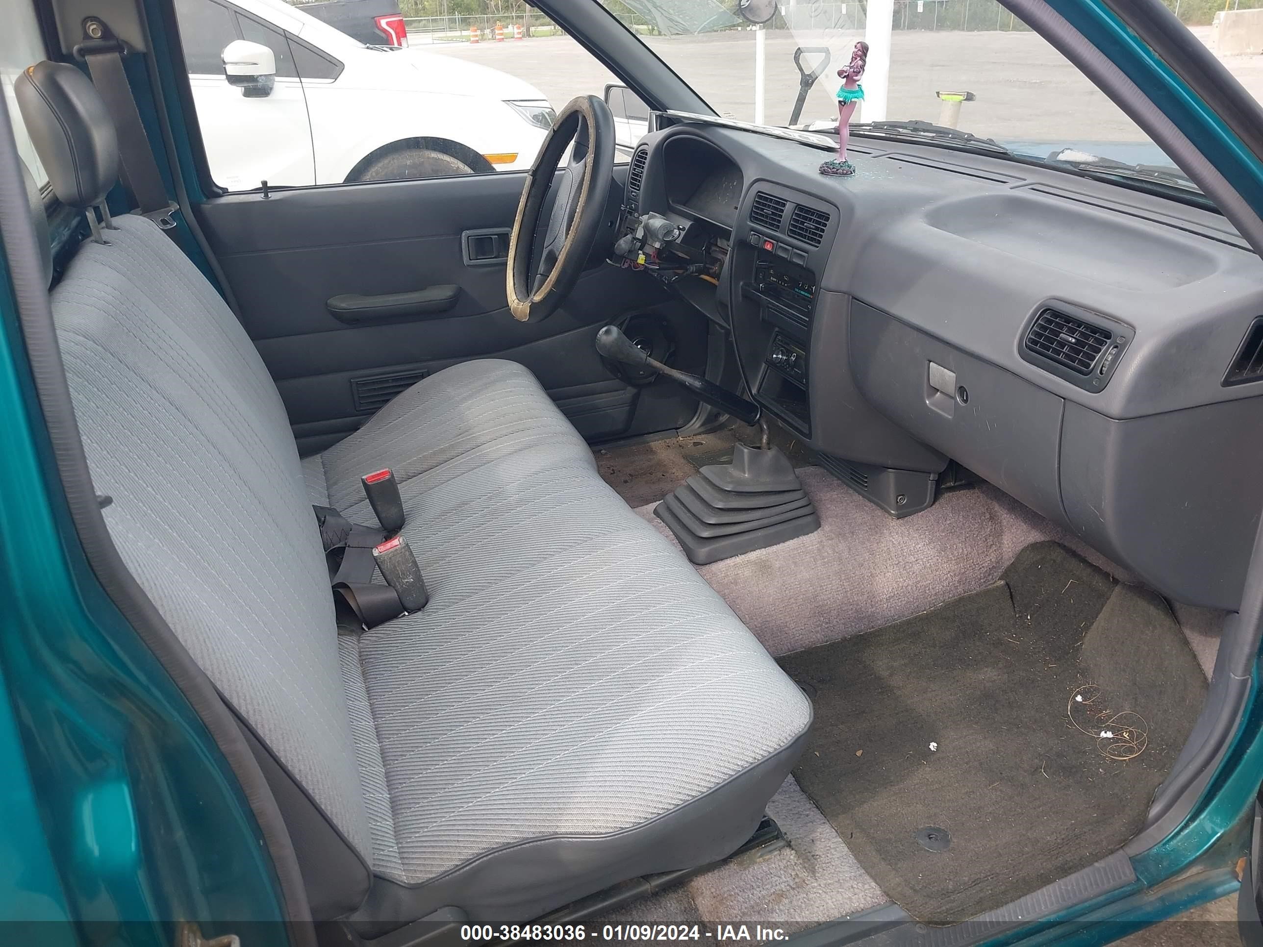 Photo 4 VIN: 1N6SD11S7SC418895 - NISSAN NULL 