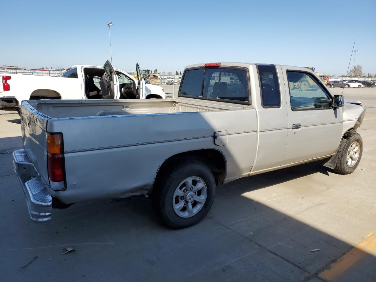 Photo 2 VIN: 1N6SD16S4VC397016 - NISSAN TITAN 