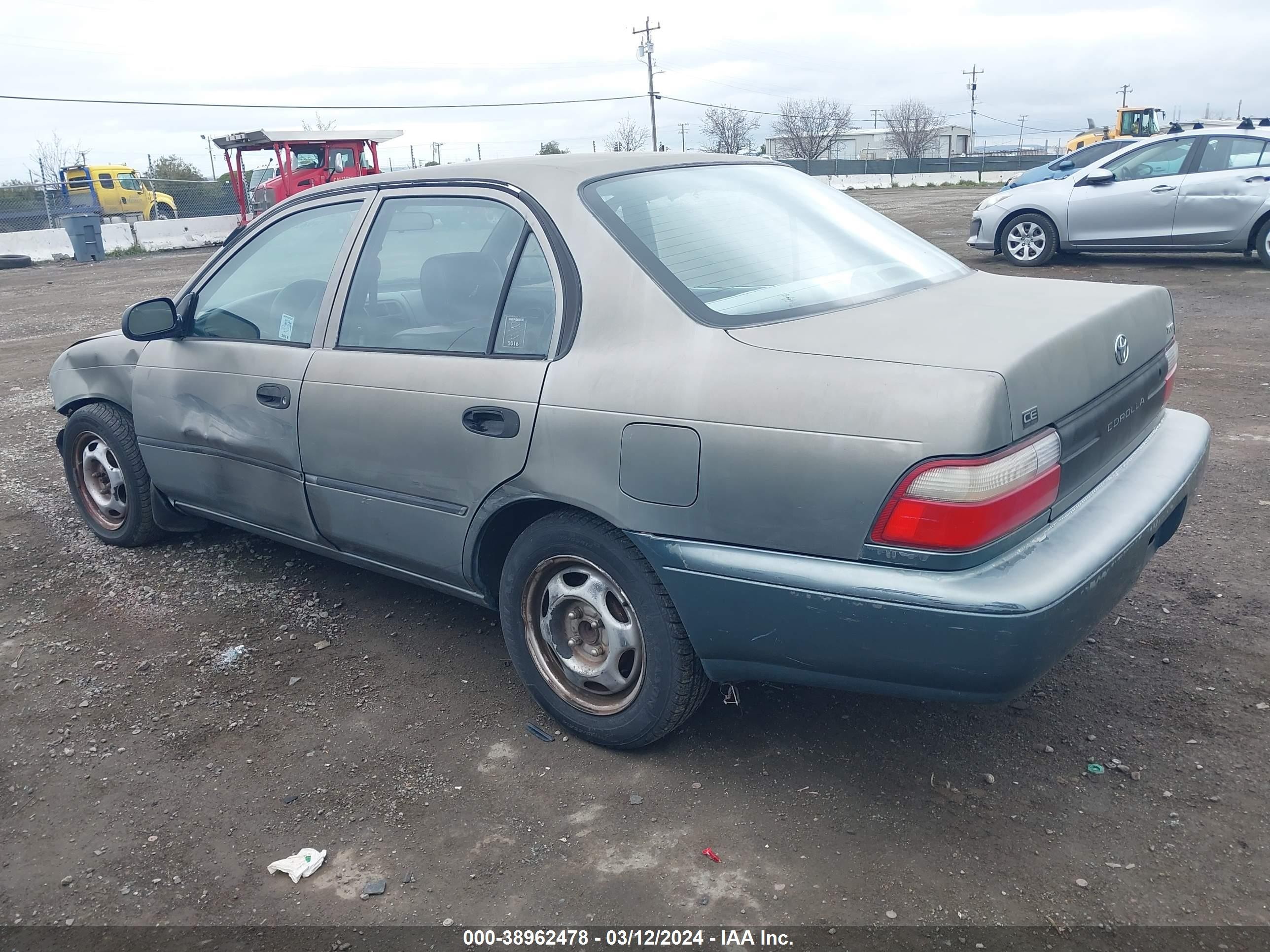 Photo 2 VIN: 1NXBA02E4TZ496086 - TOYOTA COROLLA 