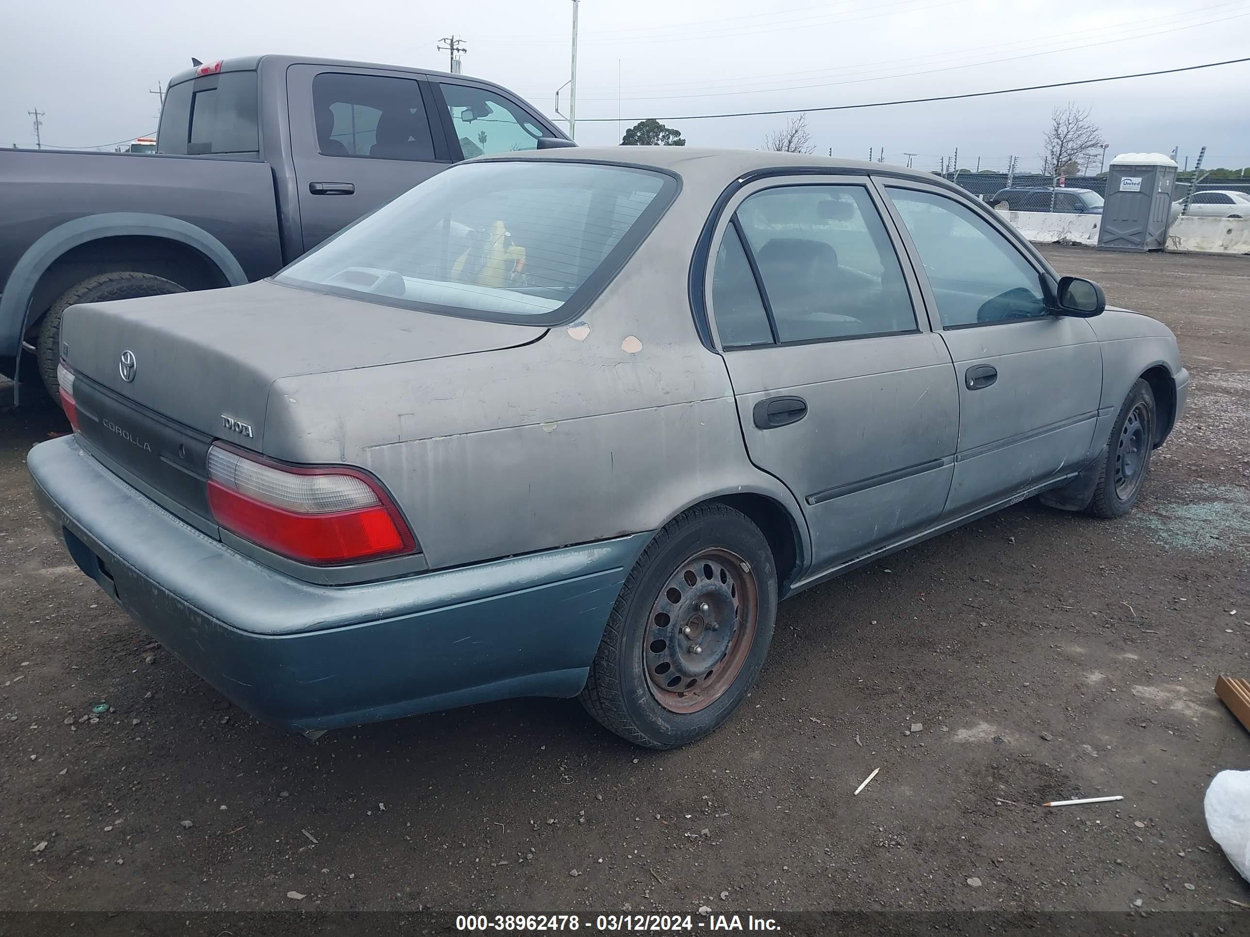 Photo 3 VIN: 1NXBA02E4TZ496086 - TOYOTA COROLLA 