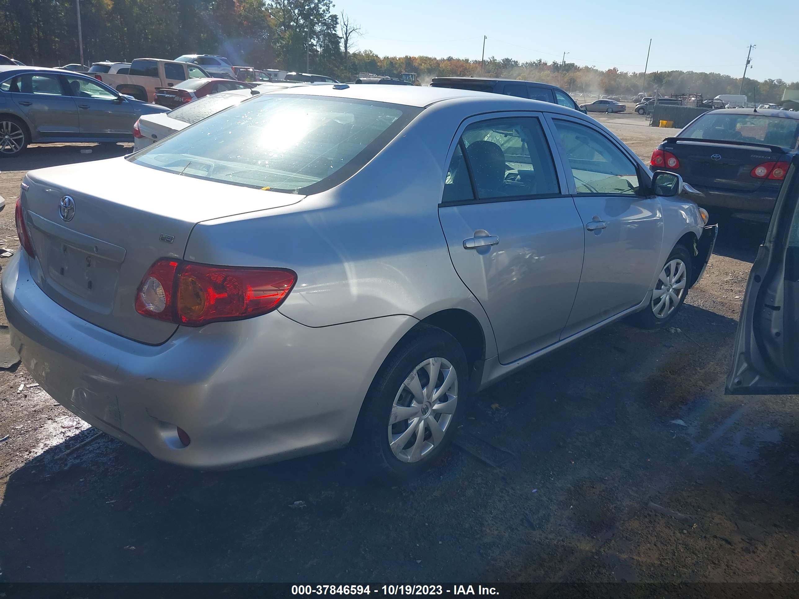 Photo 3 VIN: 1NXBU4EE1AZ256923 - TOYOTA COROLLA 