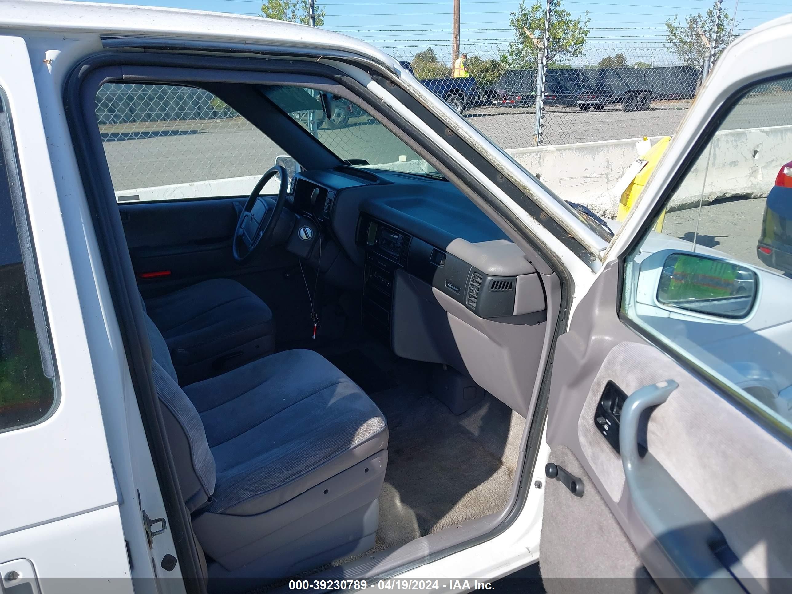 Photo 4 VIN: 1P4GH4438NX111425 - PLYMOUTH LASER 
