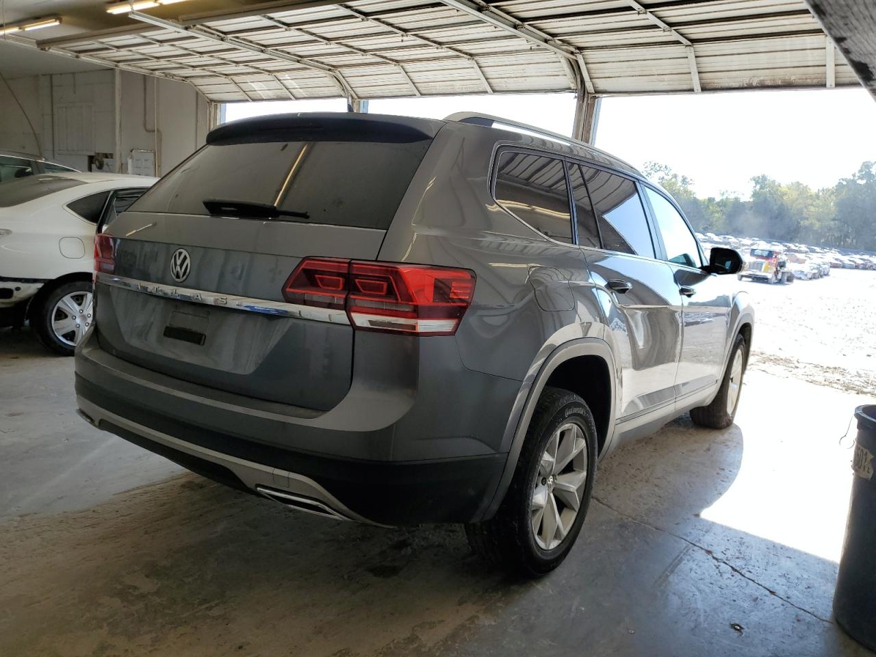 Photo 2 VIN: 1V2AP2CA2KC571022 - VOLKSWAGEN ATLAS 