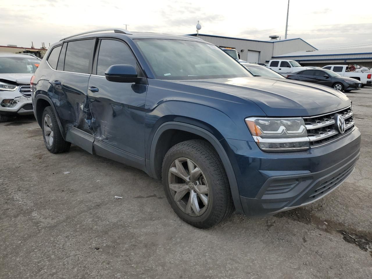 Photo 3 VIN: 1V2AP2CA7JC601047 - VOLKSWAGEN ATLAS 