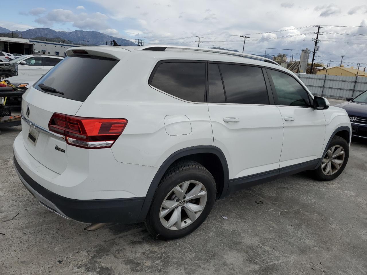 Photo 2 VIN: 1V2AR2CA9JC536972 - VOLKSWAGEN ATLAS 