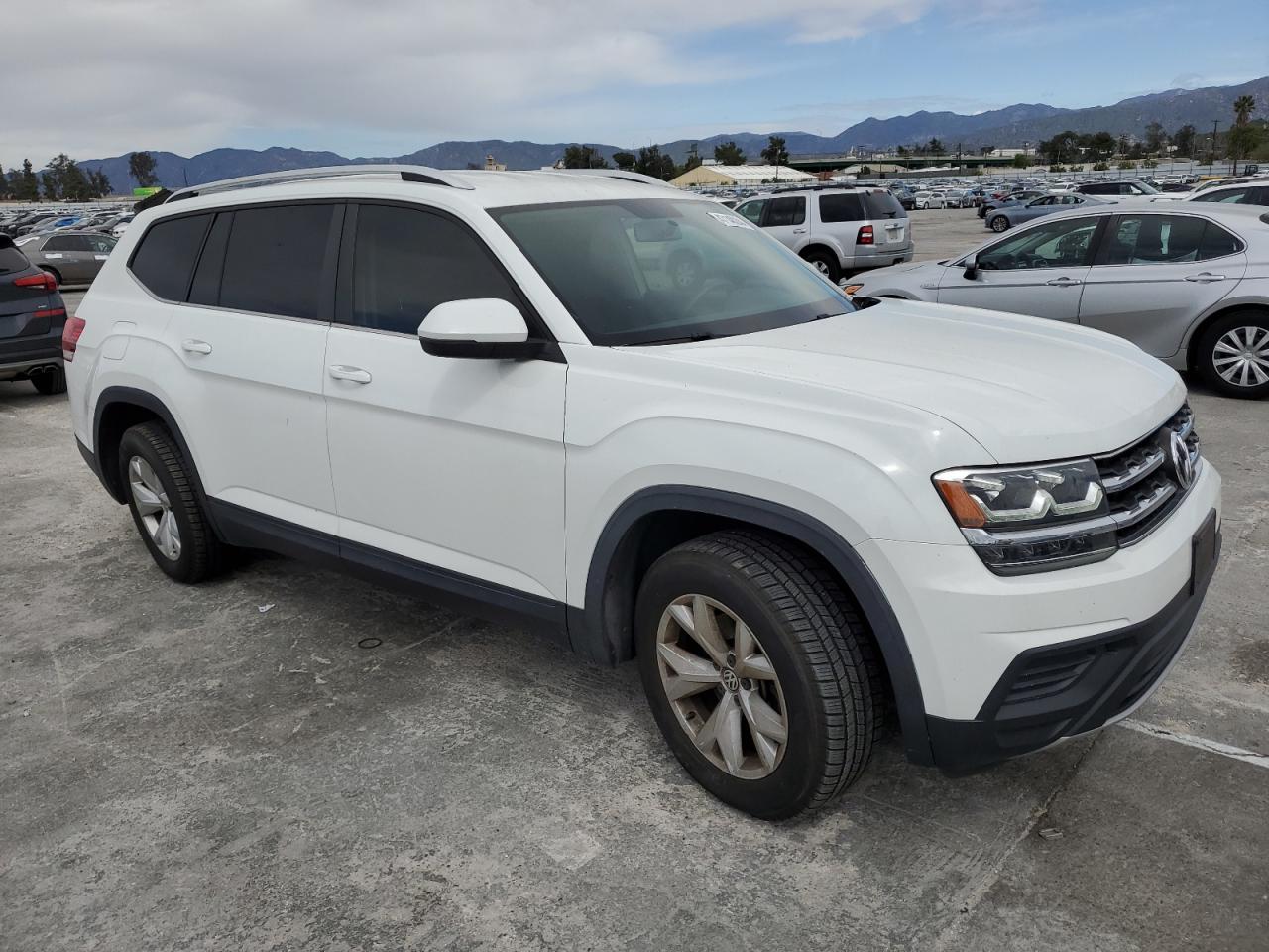 Photo 3 VIN: 1V2AR2CA9JC536972 - VOLKSWAGEN ATLAS 