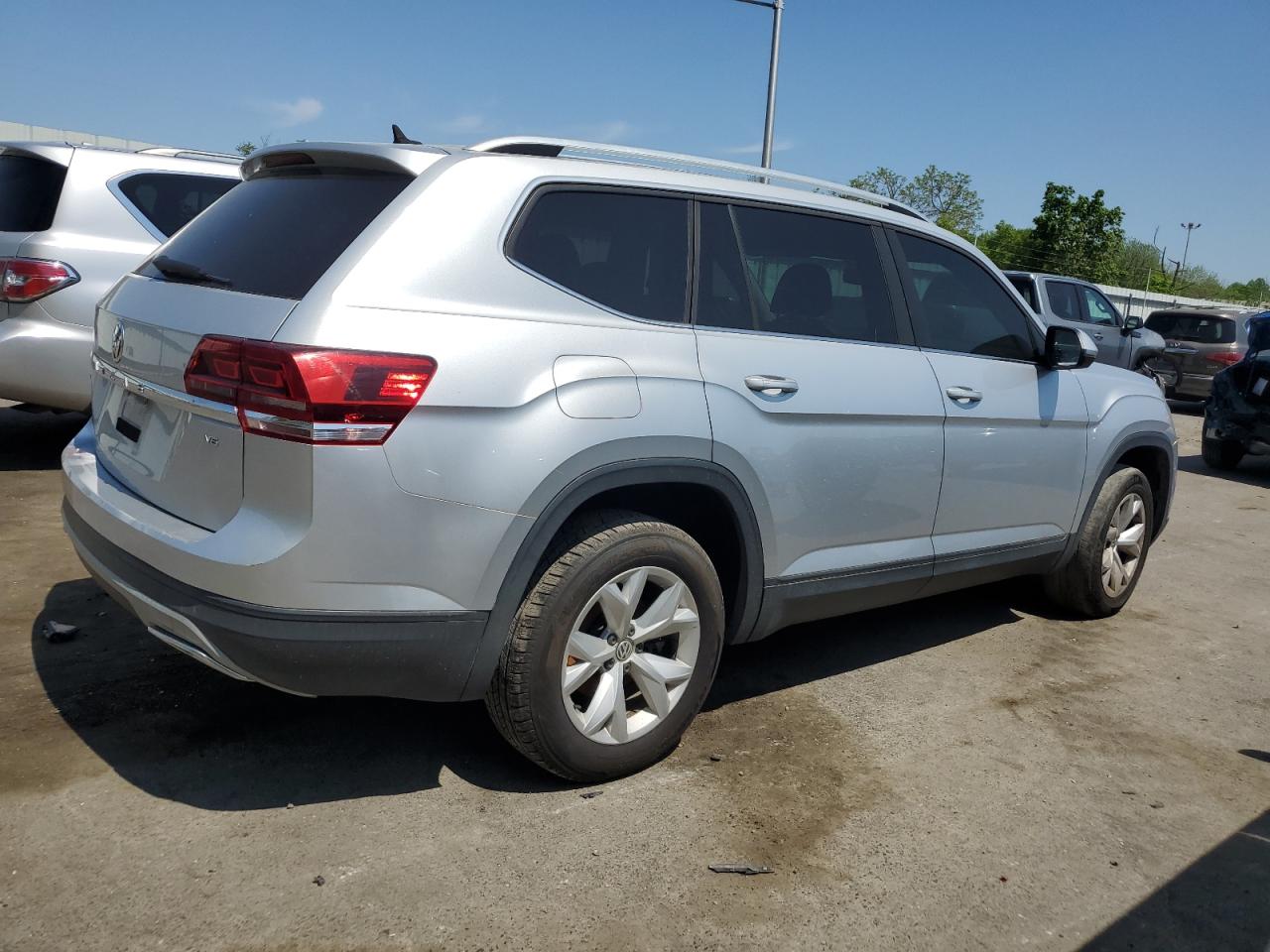 Photo 2 VIN: 1V2CR2CA1JC568503 - VOLKSWAGEN ATLAS 