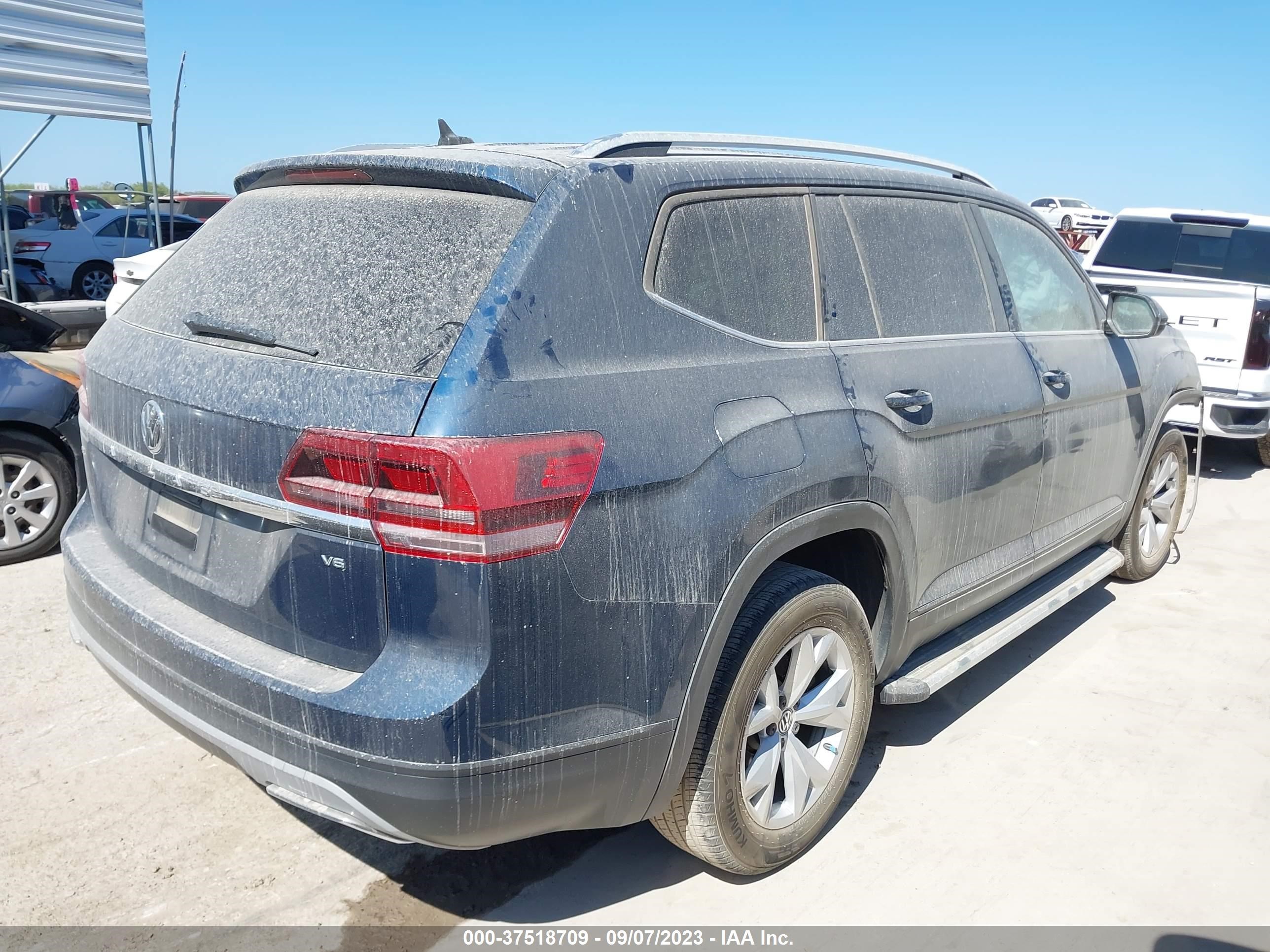 Photo 3 VIN: 1V2CR2CA3JC557812 - VOLKSWAGEN ATLAS 