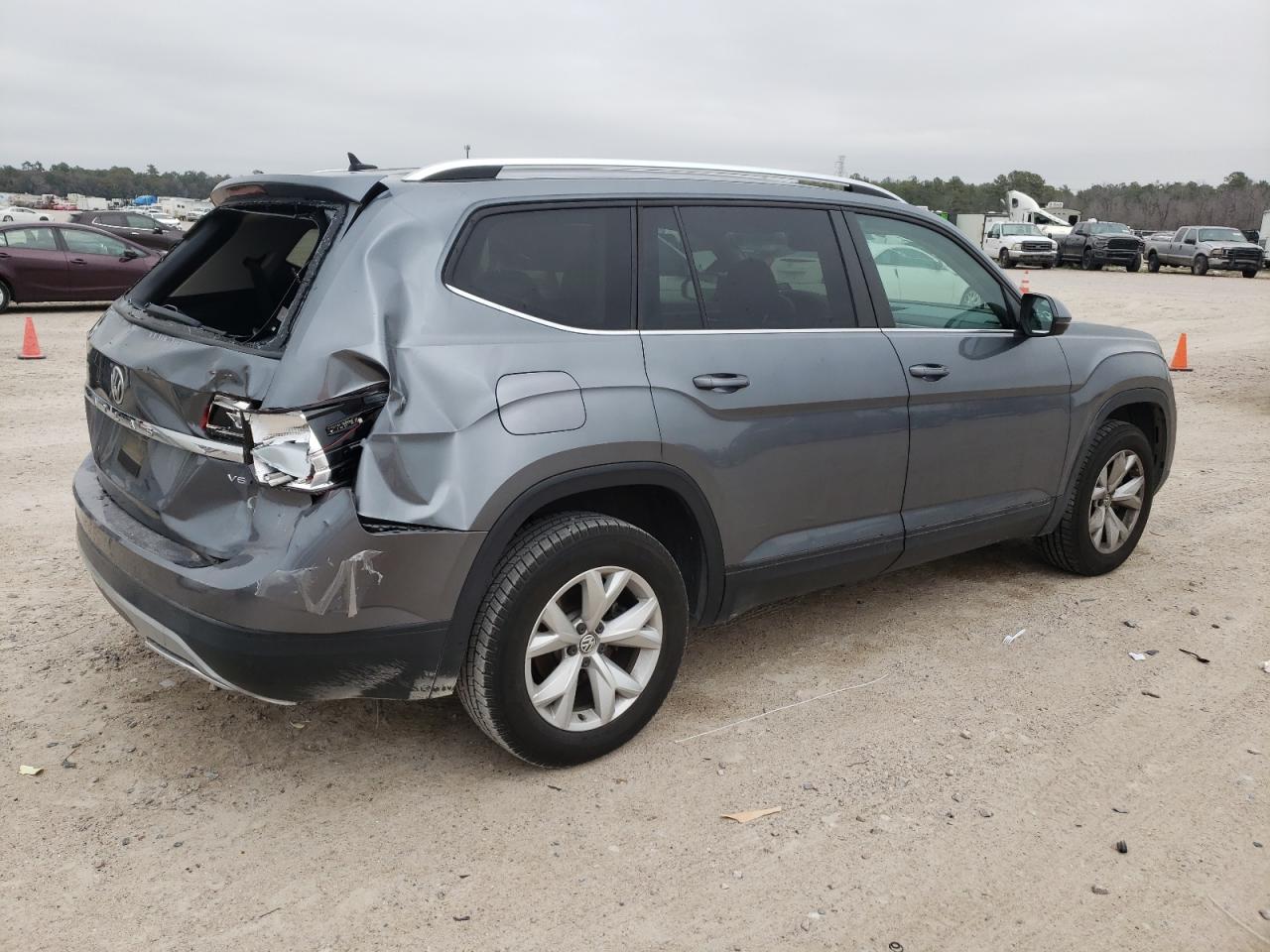 Photo 2 VIN: 1V2DR2CA1JC512372 - VOLKSWAGEN ATLAS 