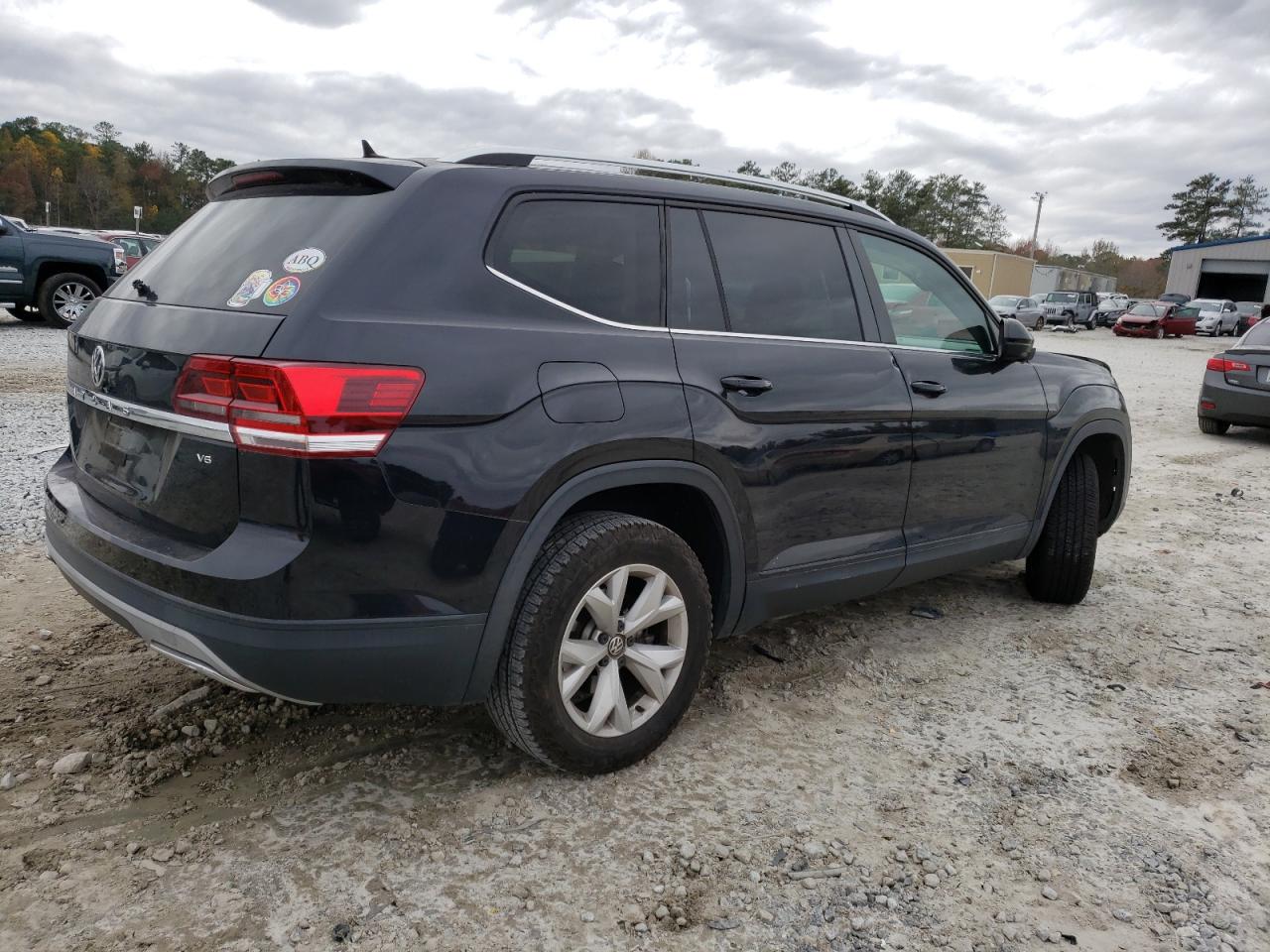 Photo 2 VIN: 1V2DR2CA6JC531077 - VOLKSWAGEN ATLAS 