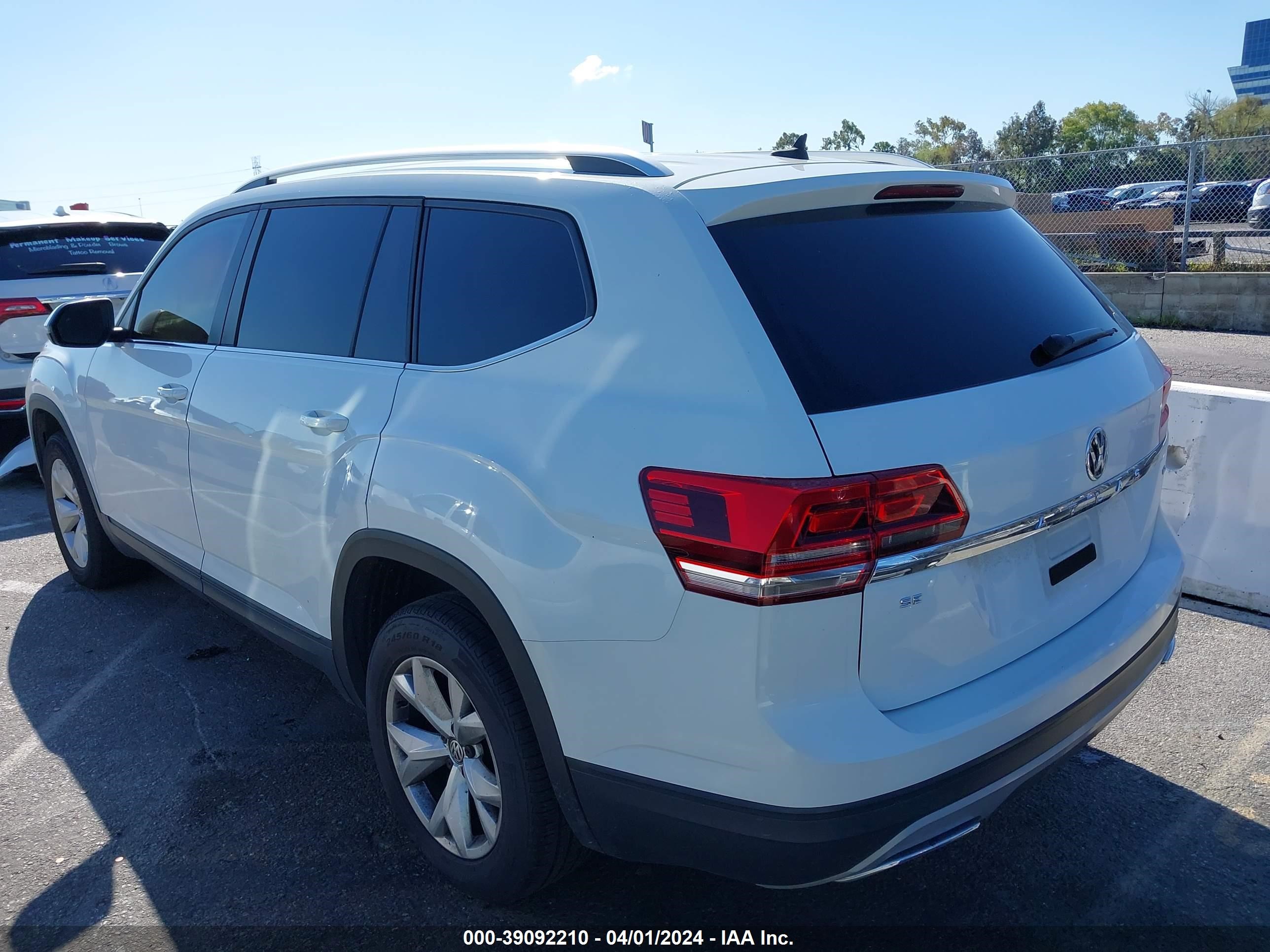 Photo 2 VIN: 1V2DR2CA7JC502476 - VOLKSWAGEN ATLAS 