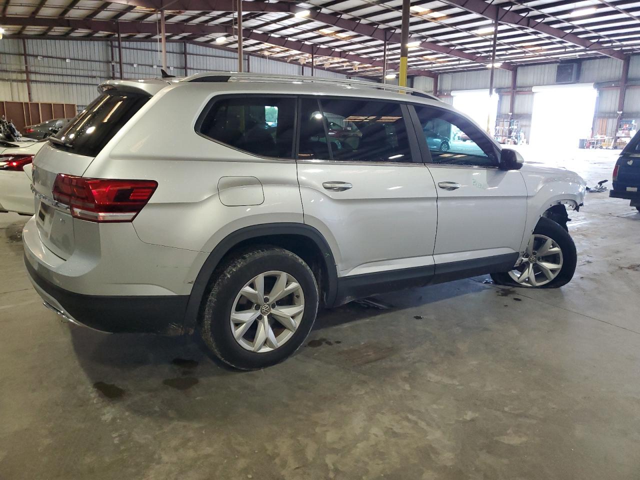 Photo 2 VIN: 1V2DR2CA7JC503112 - VOLKSWAGEN ATLAS 